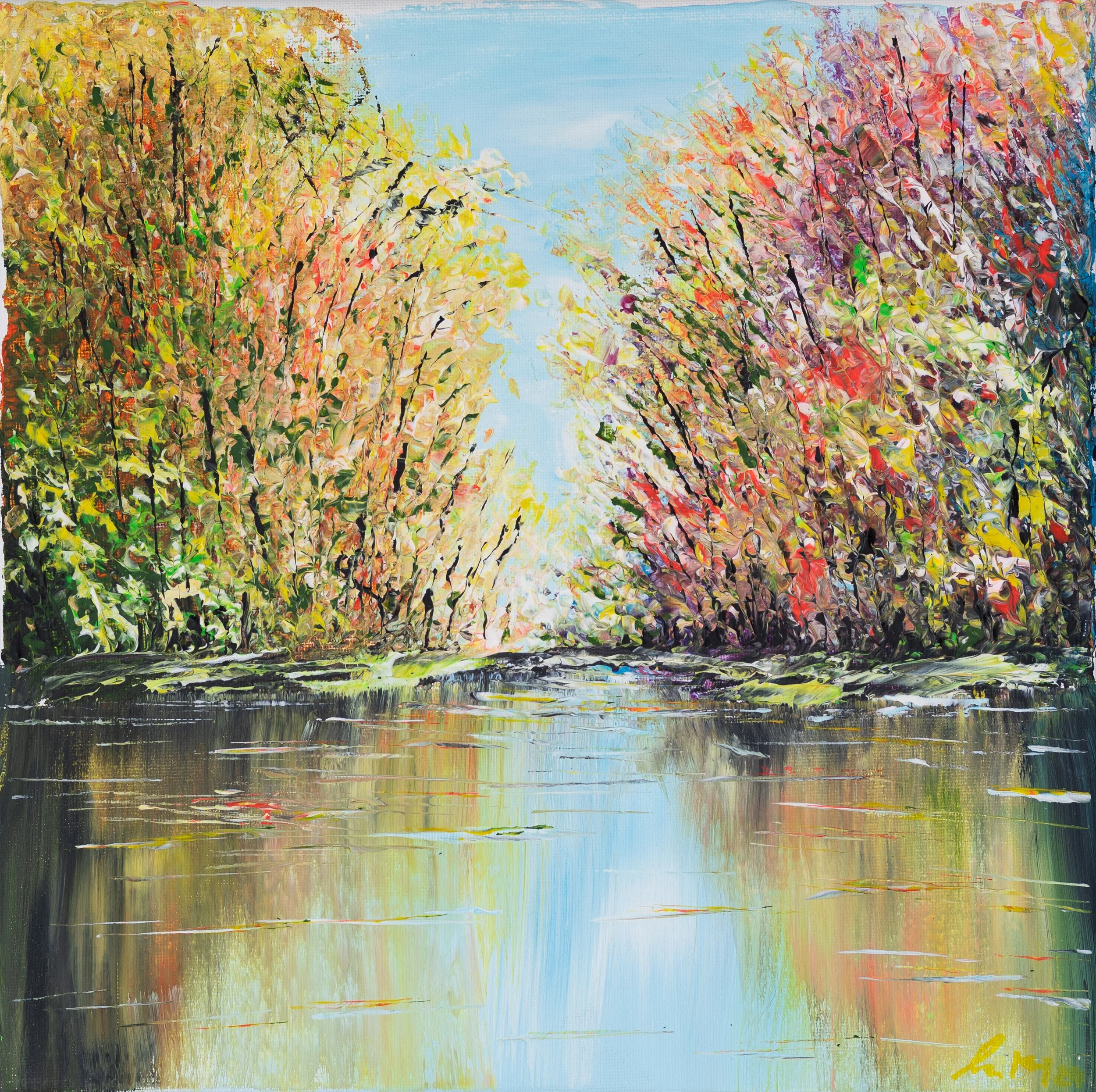 Ein impressionistisches Gemälde eines Flusses, umgeben von Bäumen mit buntem Laub im Herbst, Himmel im Hintergrund.