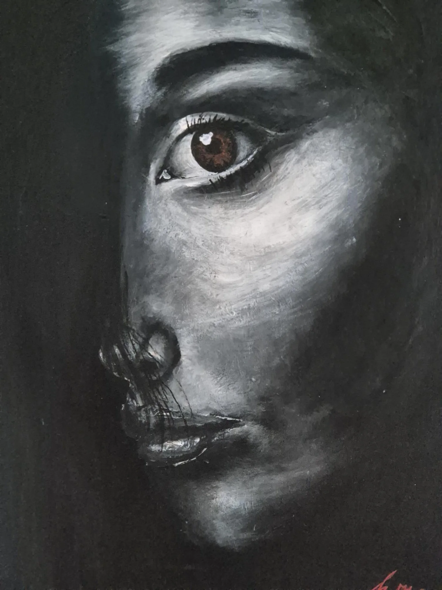 Eine realistische Porträtzeichnung eines weiblichen Gesichts in Schwarz-Weiß, betont die linke Gesichtshälfte mit einem Fokus auf die große braune Augen. Der Hintergrund ist dunkel, und die Gesichtszüge sind detailliert ausgearbeitet.