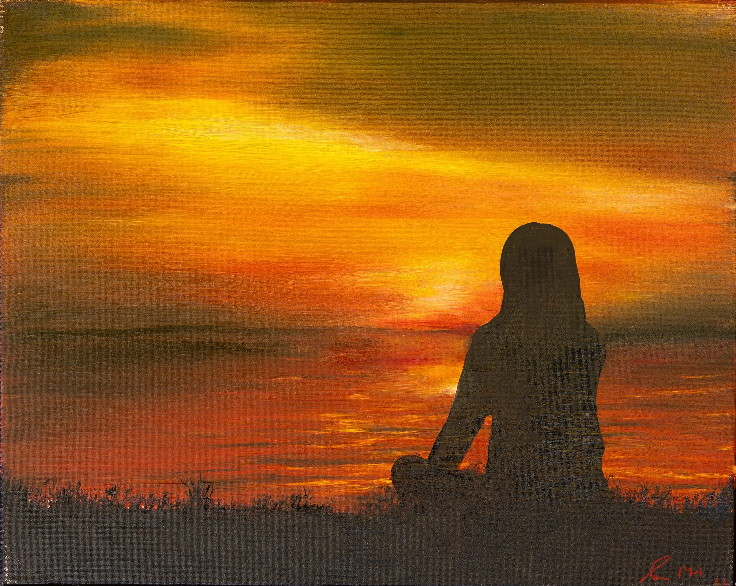 Eine Silhouette einer sitzenden Person, die einen Sonnenuntergang am Wasser beobachtet.