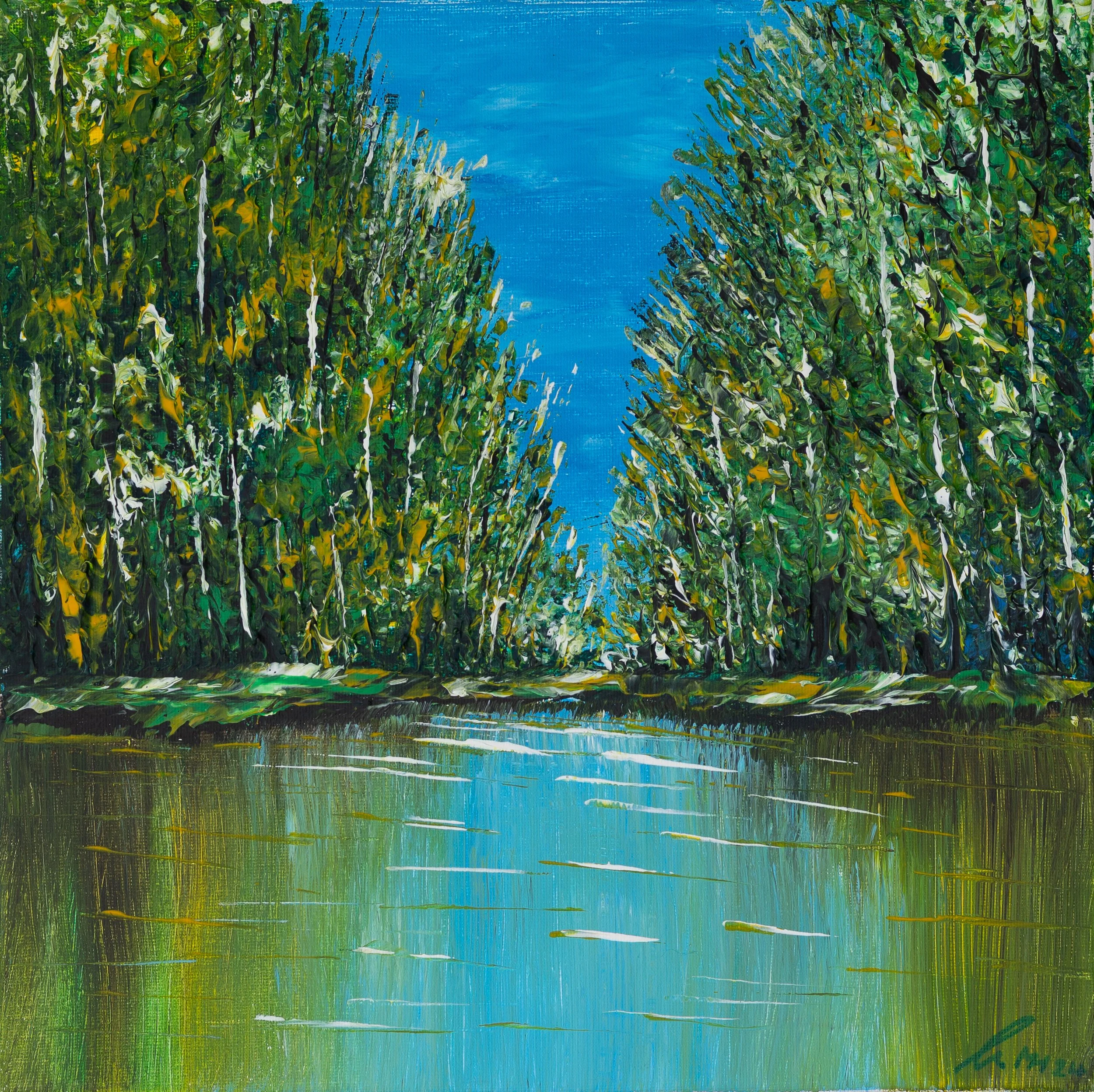 Ein impressionistisches Gemälde eines Flusses, flankiert von hohen, grünen Bäumen, mit klarem blauen Himmel im Hintergrund.