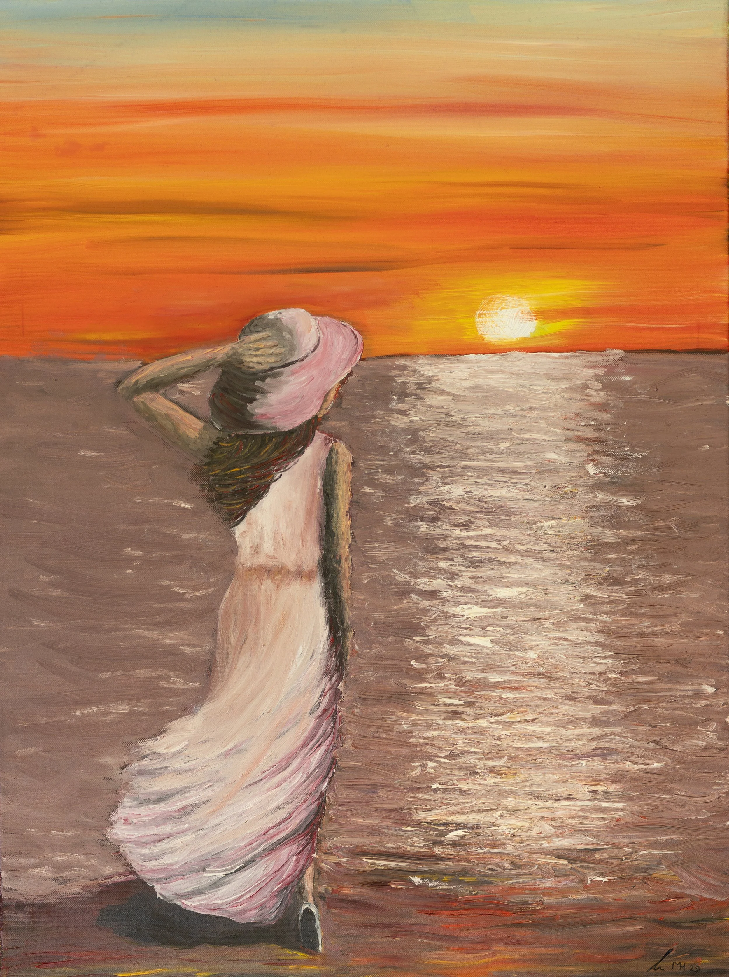 Malerisches Gemälde einer Frau in einem langen weißen Kleid mit einem Hut, die am Strand den Sonnenuntergang beobachtet.