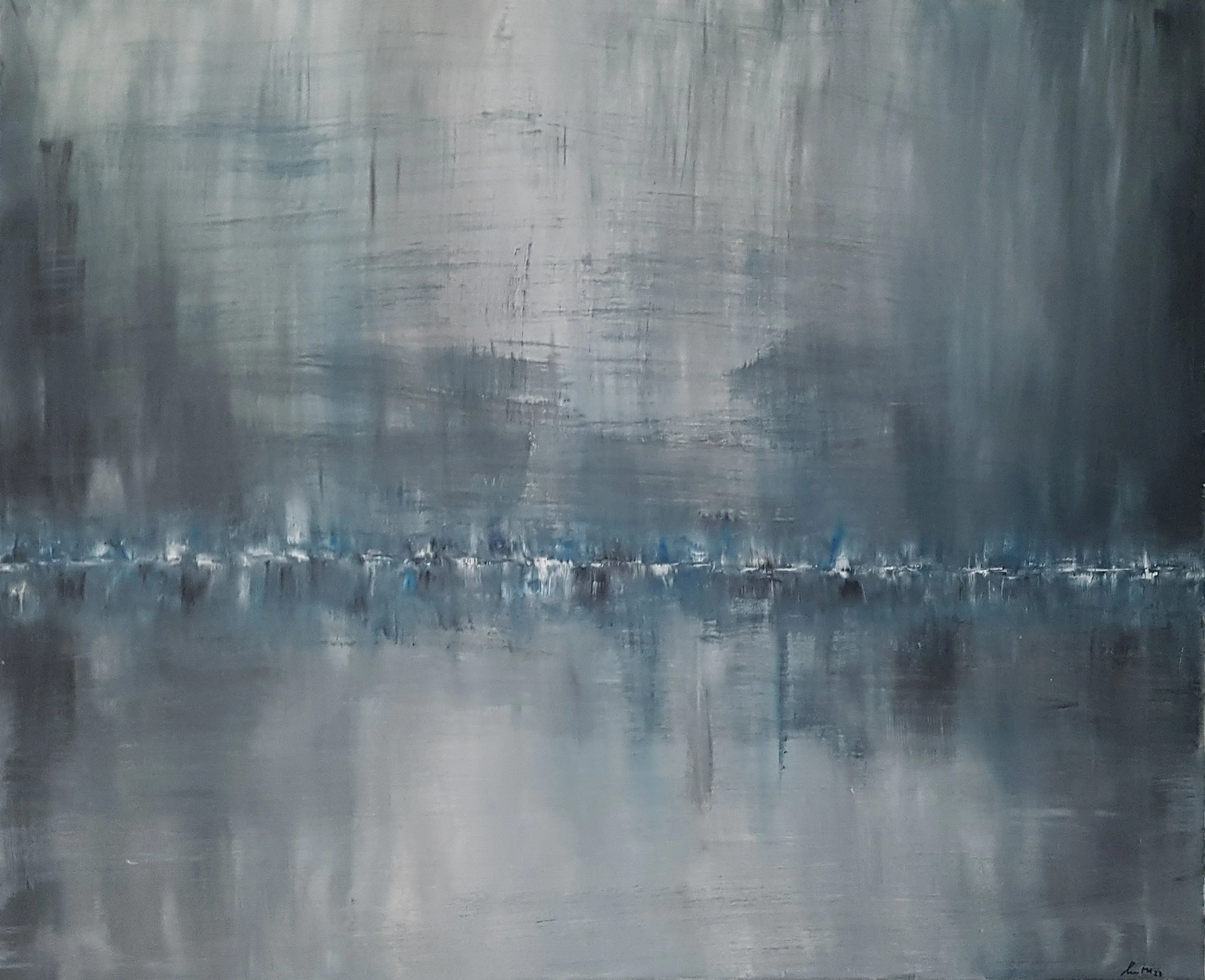 Ein abstrakes Gemälde mit blauen, grauen und silbernen Farbflächen, die horizontal verteilt sind, mit einem leichten Glanzeffekt.