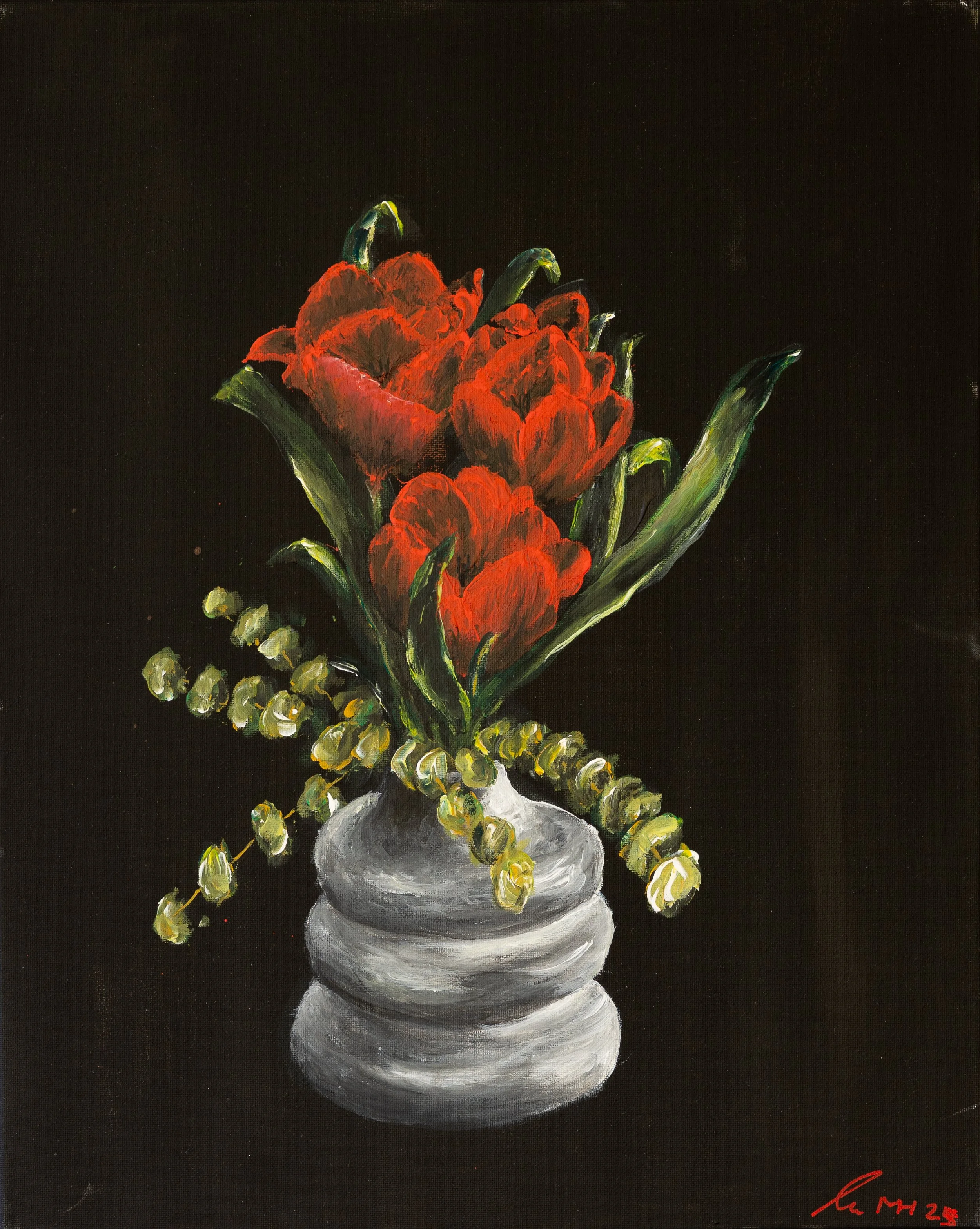 Gemälde eines Blumen-arrangements mit roten Blumen in einer weißen Vase auf schwarzem Hintergrund.