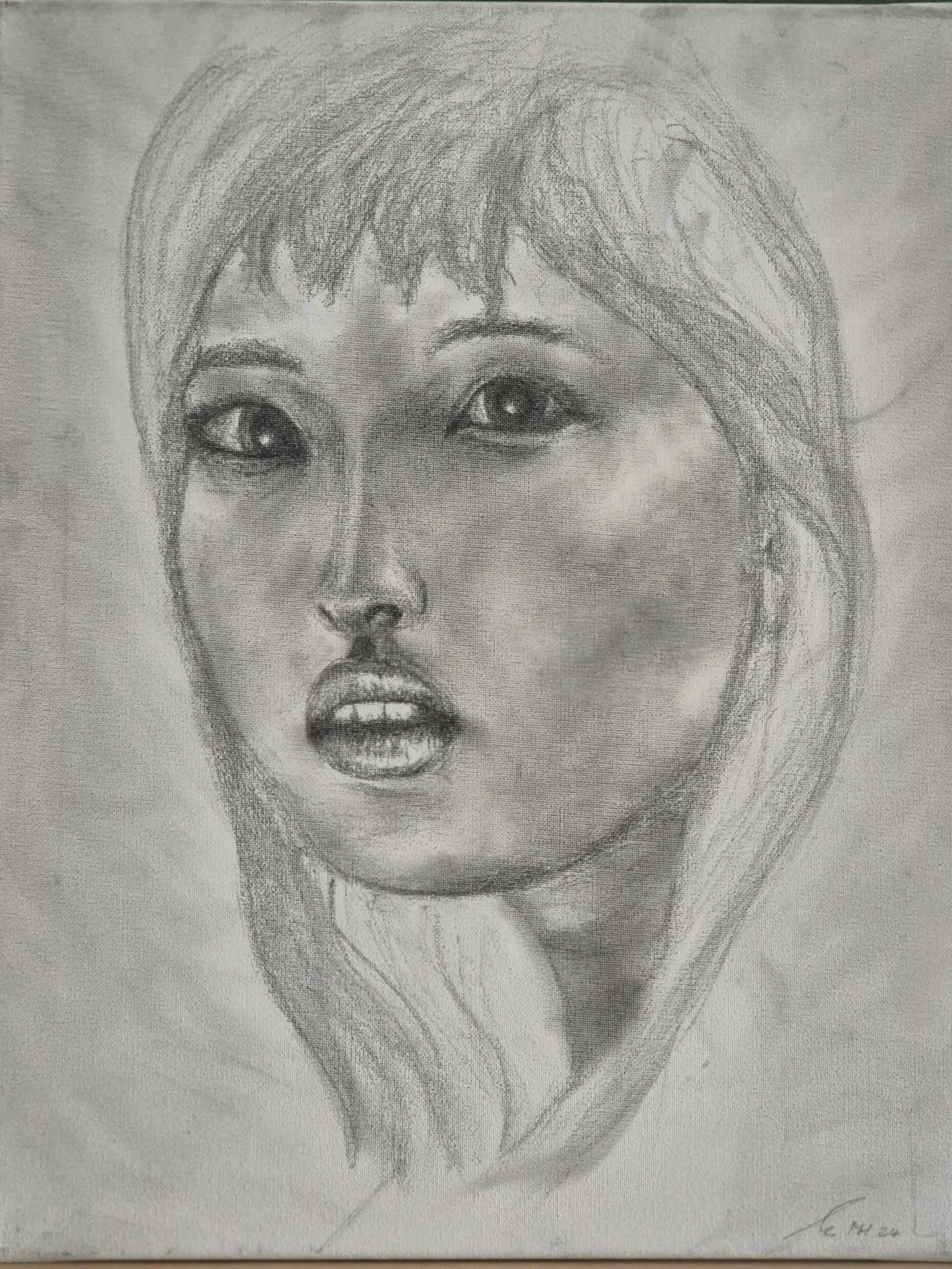 Zeichnung eines Porträts einer jungen Frau mit langen Haaren und offenen Lippen.