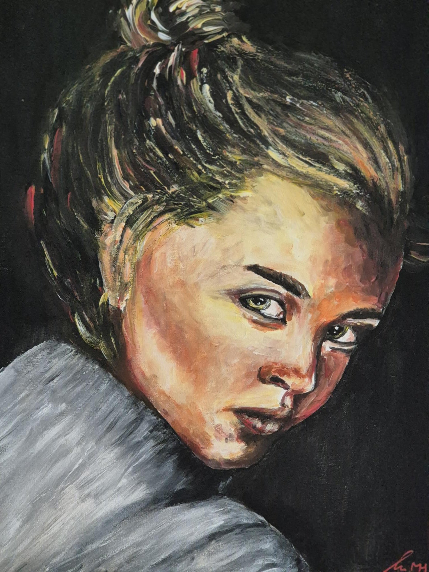 Ein Ölgemälde eines jungen Mädchens mit kurzen, dunkelbraunen Haaren, die zu einem Dutt gebunden sind, vor schwarzem Hintergrund, das sie leicht schief dreht und direkt in die Kamera schaut.