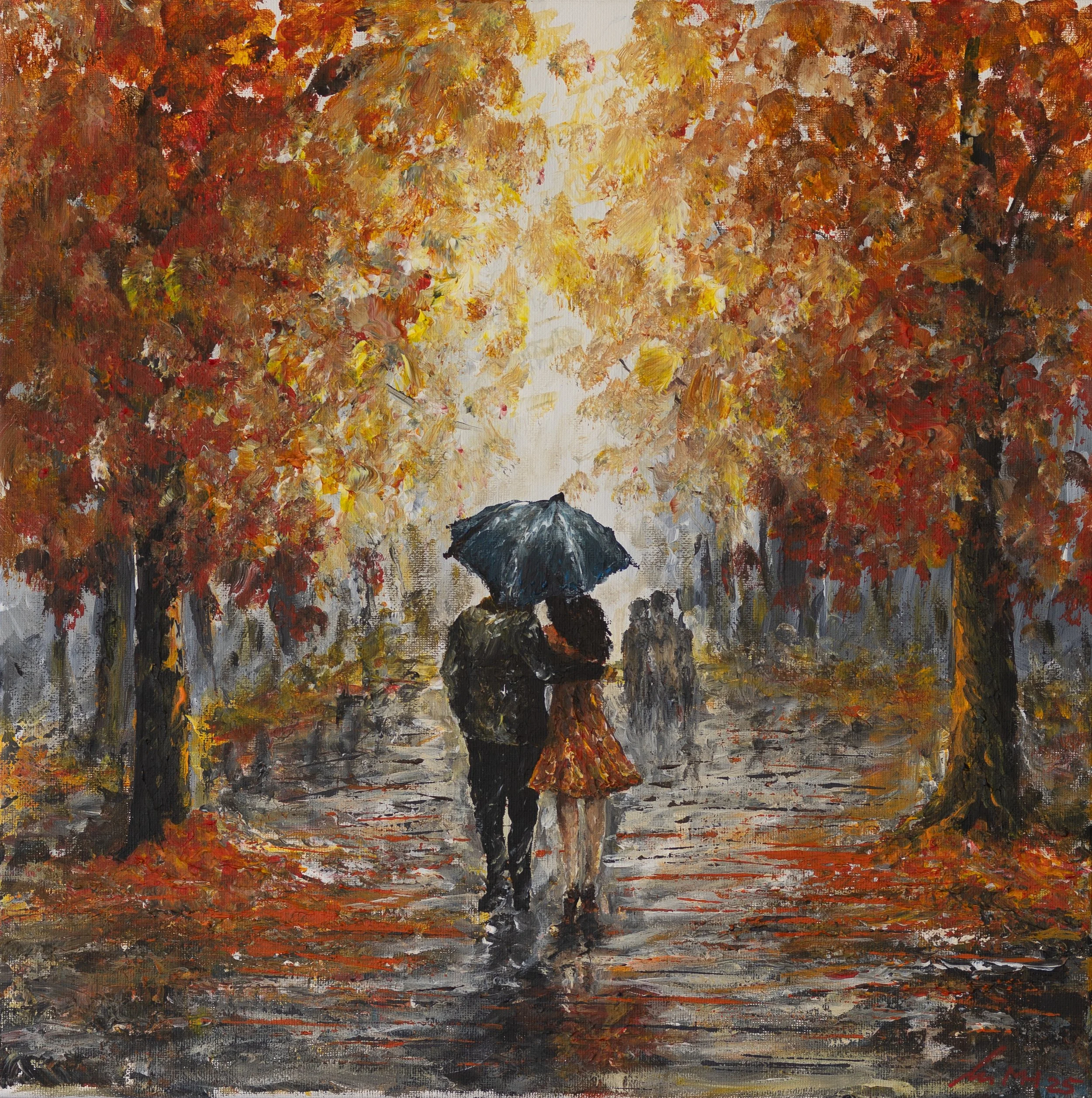 Ein Paar geht bei Regen unter einem Regenschirm durch einen herbstlichen Park, umgeben von bunt gefärbten Bäumen.