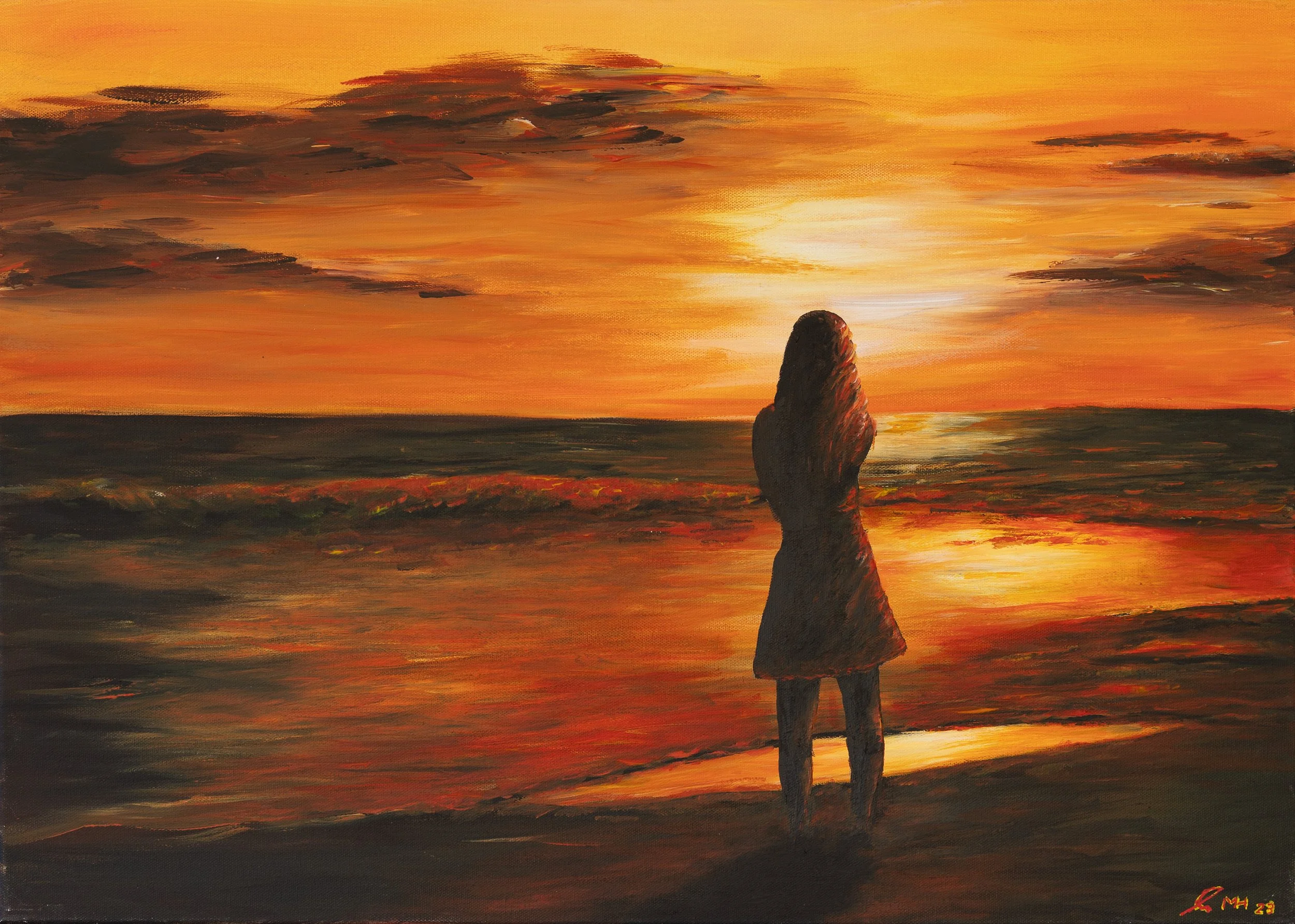 Ein Mädchen steht am Strand und schaut auf einen Sonnenuntergang mit orange, gelben und dunklen Wolken am Himmel.