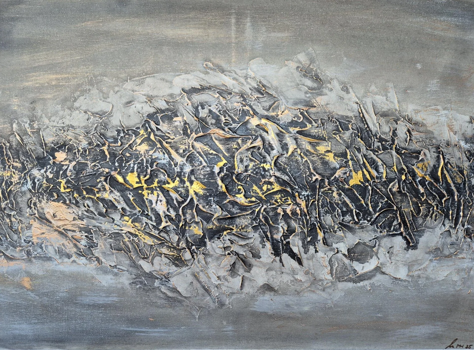 Abstraktes Gemälde mit dicken, strukturierten Pinselstrichen in Schwarz, Grau, Weiß und Gold, erzeugen eine organische, dynamische Komposition.