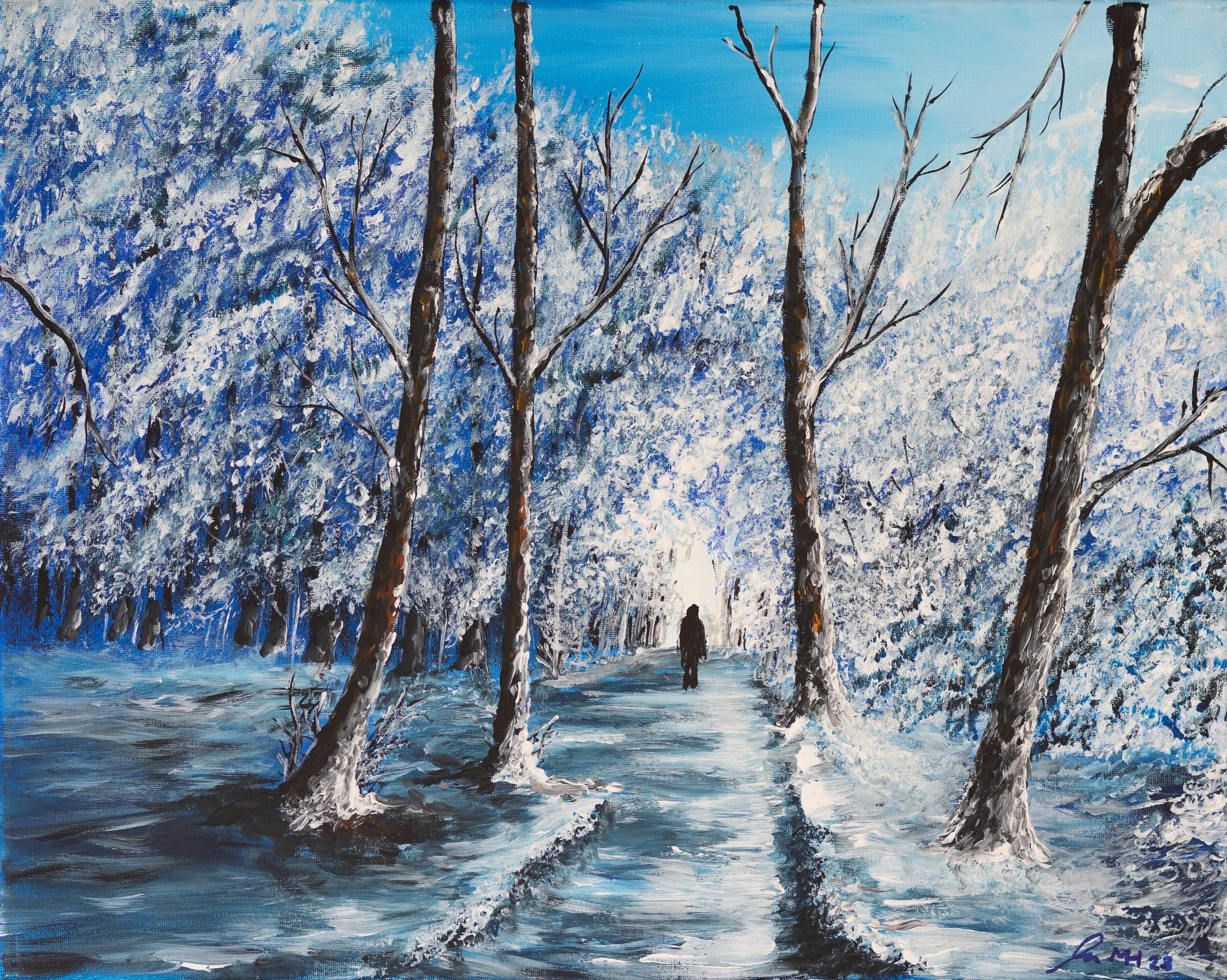 Gemalter Winterwald mit schneebedeckten Bäumen, Schneespuren auf dem Weg, einzelne Person in Hintergrund, bei Sonnenlicht, Himmel ist blau.