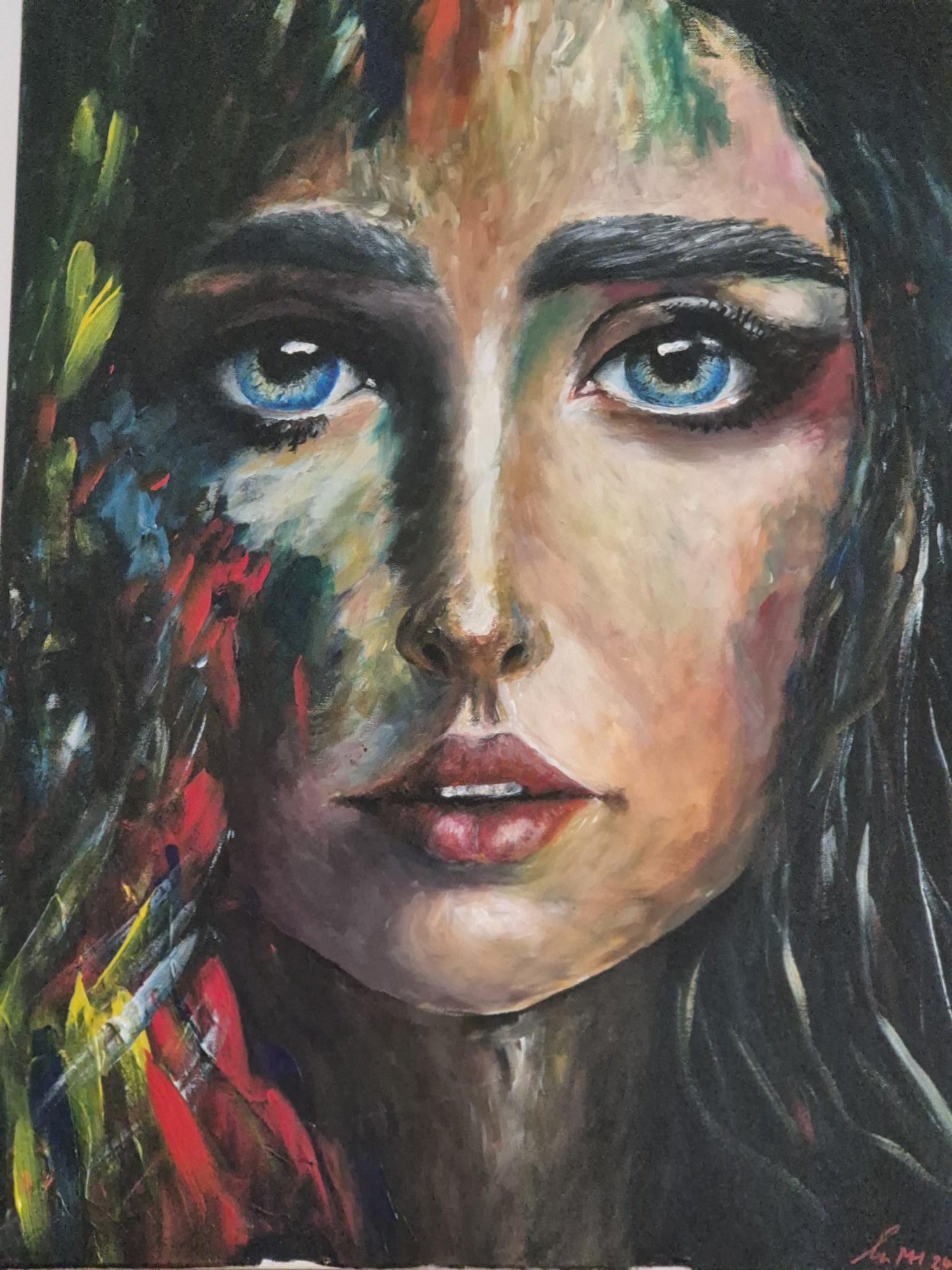 Ein farbiges, künstlerisches Portrait einer Frau mit blauen Augen, dunklen Haaren und lebendigen, ausdrucksstarken Pinselstrichen.