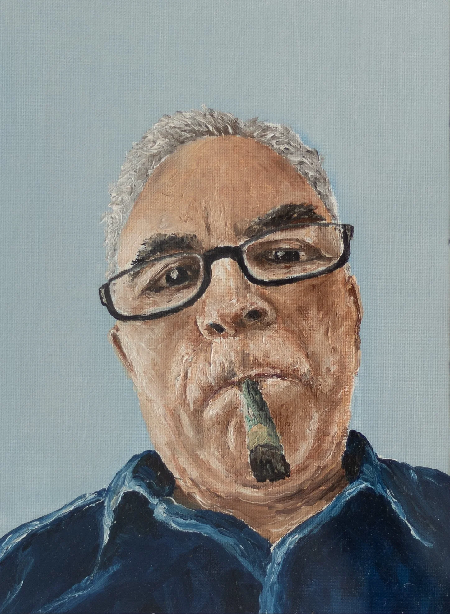 Ein Gemälde eines Mannes mit grauem Haar, Brille und Raucherstab gegen einen hellblauen Hintergrund.