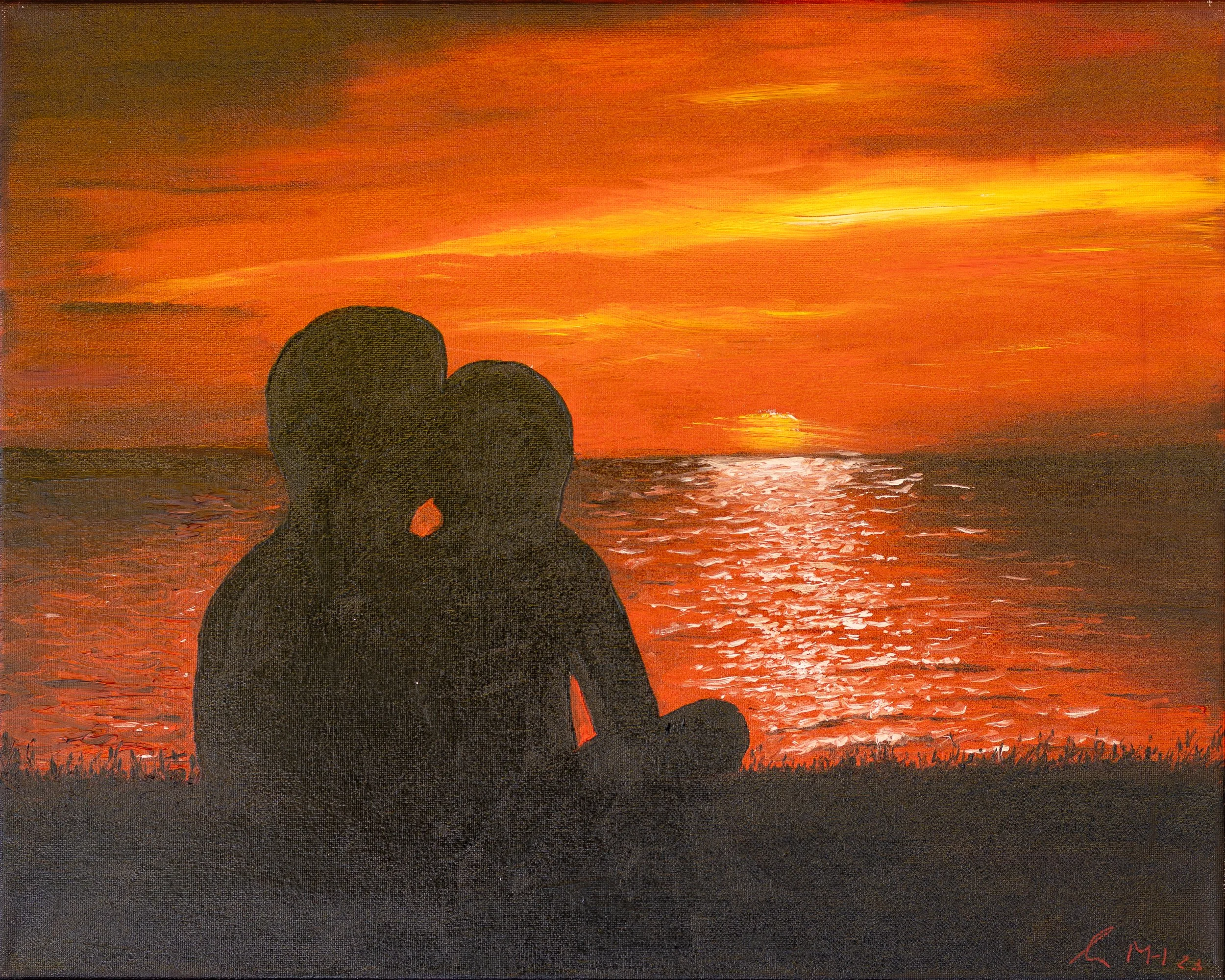 Silhouette eines Paares, das am Strand bei Sonnenuntergang sitzt, mit einer orangefarbenen Himmel und reflektiertem Wasser im Hintergrund.