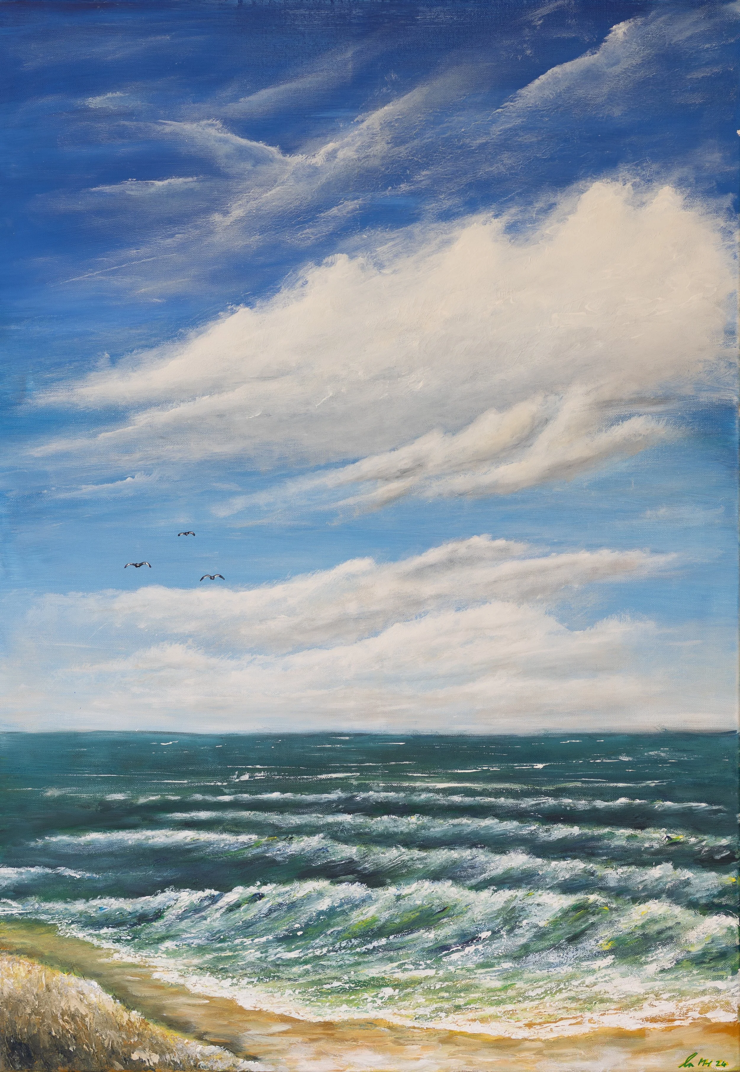 Ein Landschaftsgemälde eines Meeres mit Wellen, einem Sandstrand im Vordergrund, blauen Himmel mit weißen Wolken und drei fliegenden Vögeln.