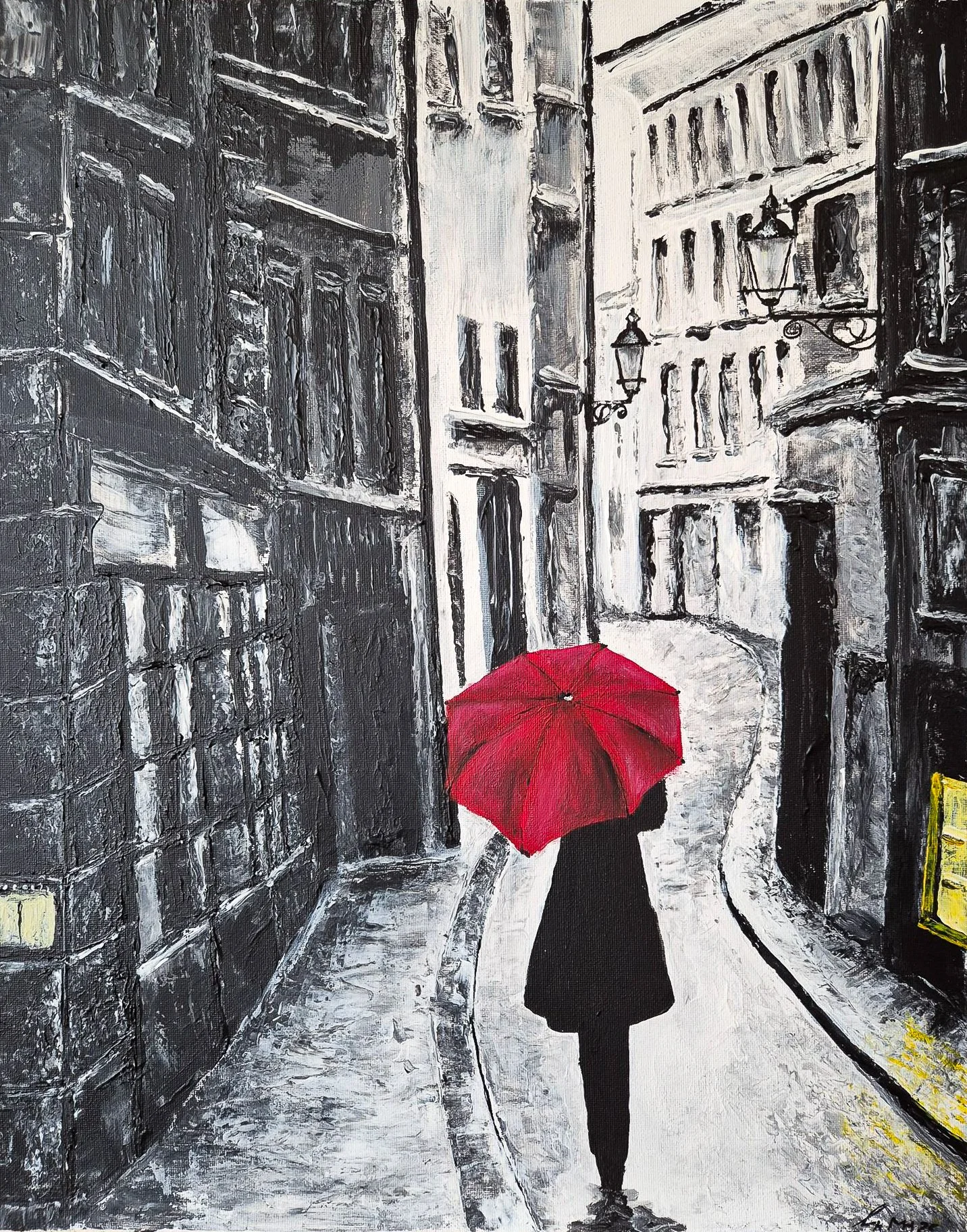 Eine Straßenmalerei, die eine Stadtgasse in Schwarz-Weiß darstellt, mit einem roten Regenschirm, den eine Person trägt, die von hinten fotografiert wird.
