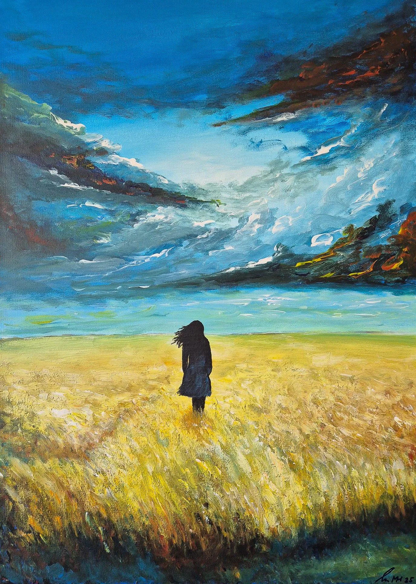 Ein Gemälde zeigt eine einsame Frau mit langen Haaren, die einen weiten, goldgelben Felden entlanggeht. Im Hintergrund erstreckt sich ein dramatischer Himmel mit großen, bewegten Wolken in Blau, Grau, Weiß und Orangetönen.