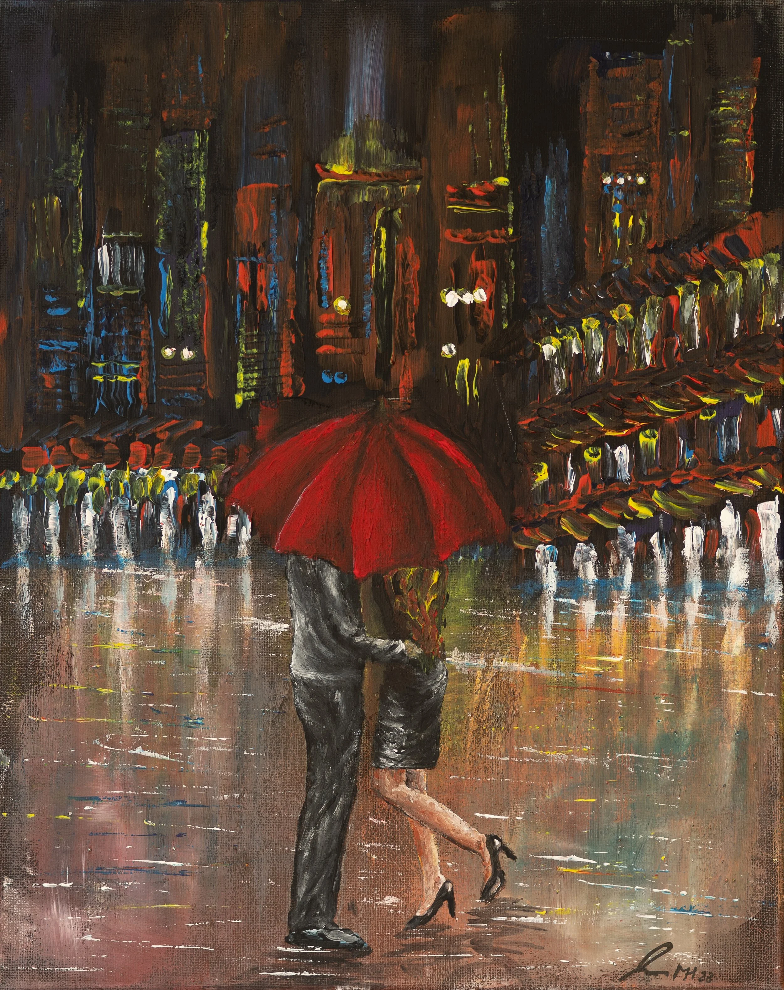 Ein Paar geht bei Regen durch eine Stadt, sie hält einen roten Regenschirm. Das Bild ist in impressionistischem Stil gemalt, mit bunten, aufgreifenden Farben und reflektierenden Pfützen auf dem Boden.