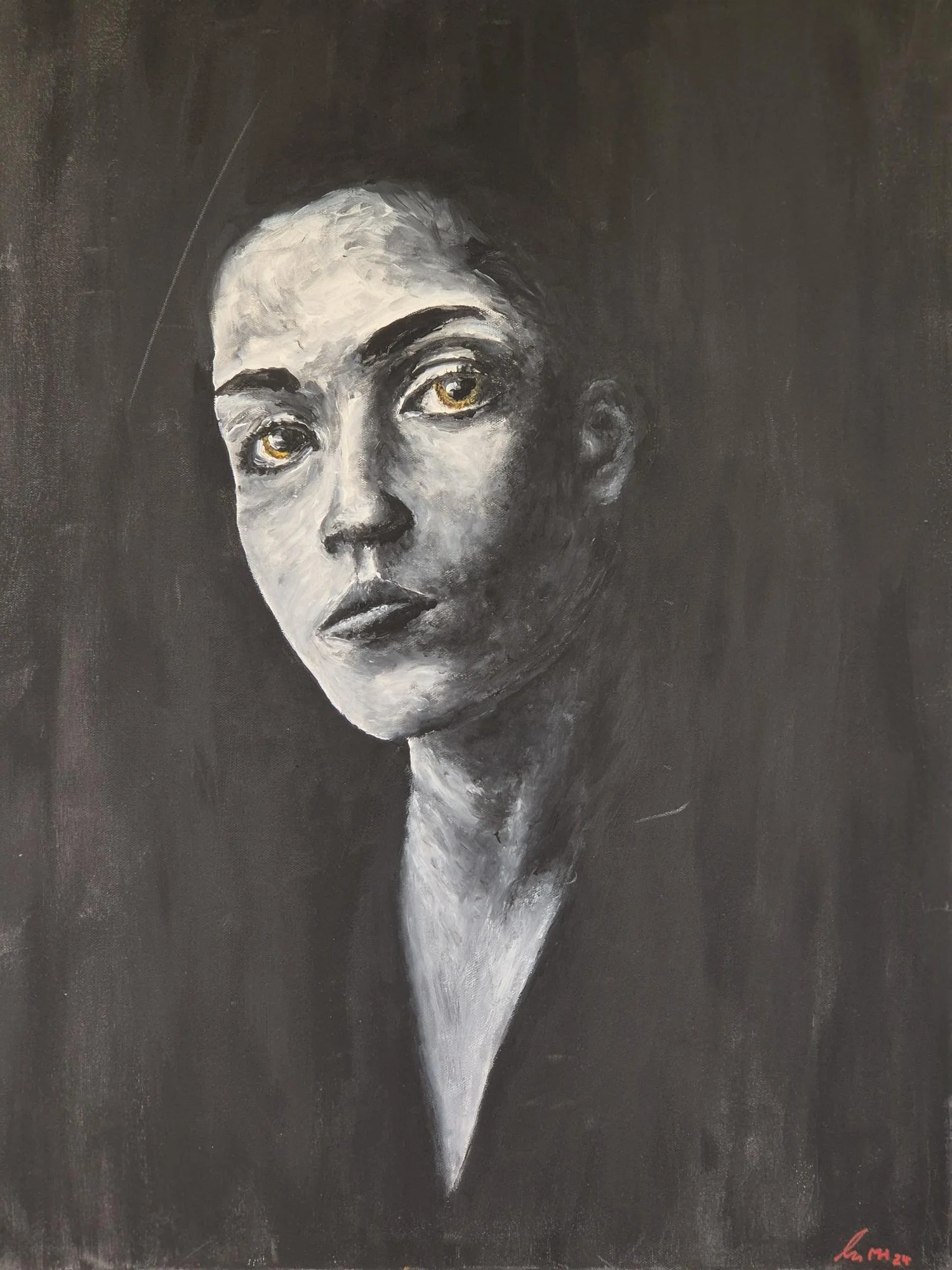 Schwarz-weiß Gemälde einesPorträts einer Frau mit kurzen Haaren, goldene Augen und nachdenklichem Blick, auf dunklem Hintergrund.