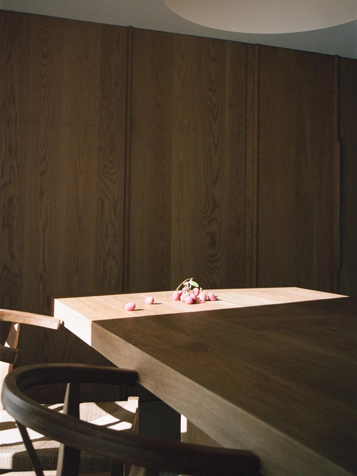 Una casa se entiende de verdad cuando se vive.

Cuando la luz de la tarde cae justo sobre esa mesa, cuando el sill&oacute;n junto al ventanal se convierte en refugio,
cuando un rinc&oacute;n cualquiera pasa a ser el favorito.

Son esos peque&ntilde;o