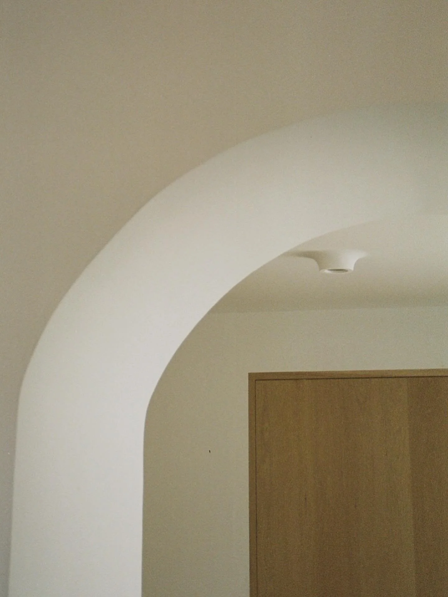 En Can Pedra un peque&ntilde;o cr&aacute;ter en el techo se convierte en foco, una abertura m&iacute;nima que ilumina sin imponerse, dejando que la arquitectura siga respirando en calma.

Dise&ntilde;ar luz tambi&eacute;n es dise&ntilde;ar la forma e