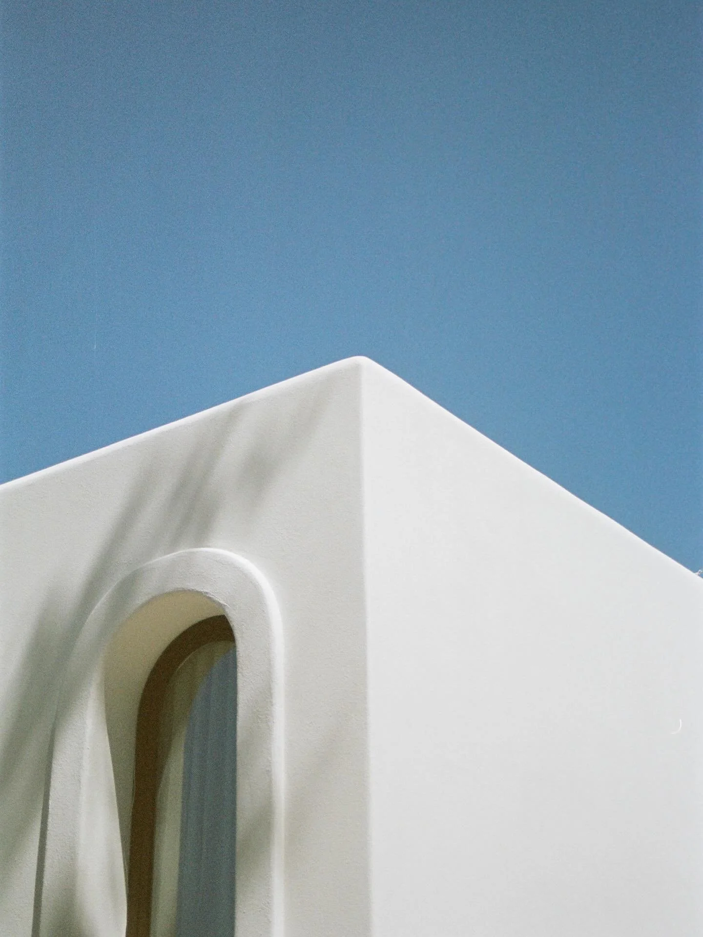 El exterior de una casa tambi&eacute;n habla del entorno que la rodea.

Una ventana en arco que enmarca el paisaje, una esquina curva que se adapta al terreno.

Son detalles que respetan lo que ya existe, que saben convivir con la naturaleza exterior