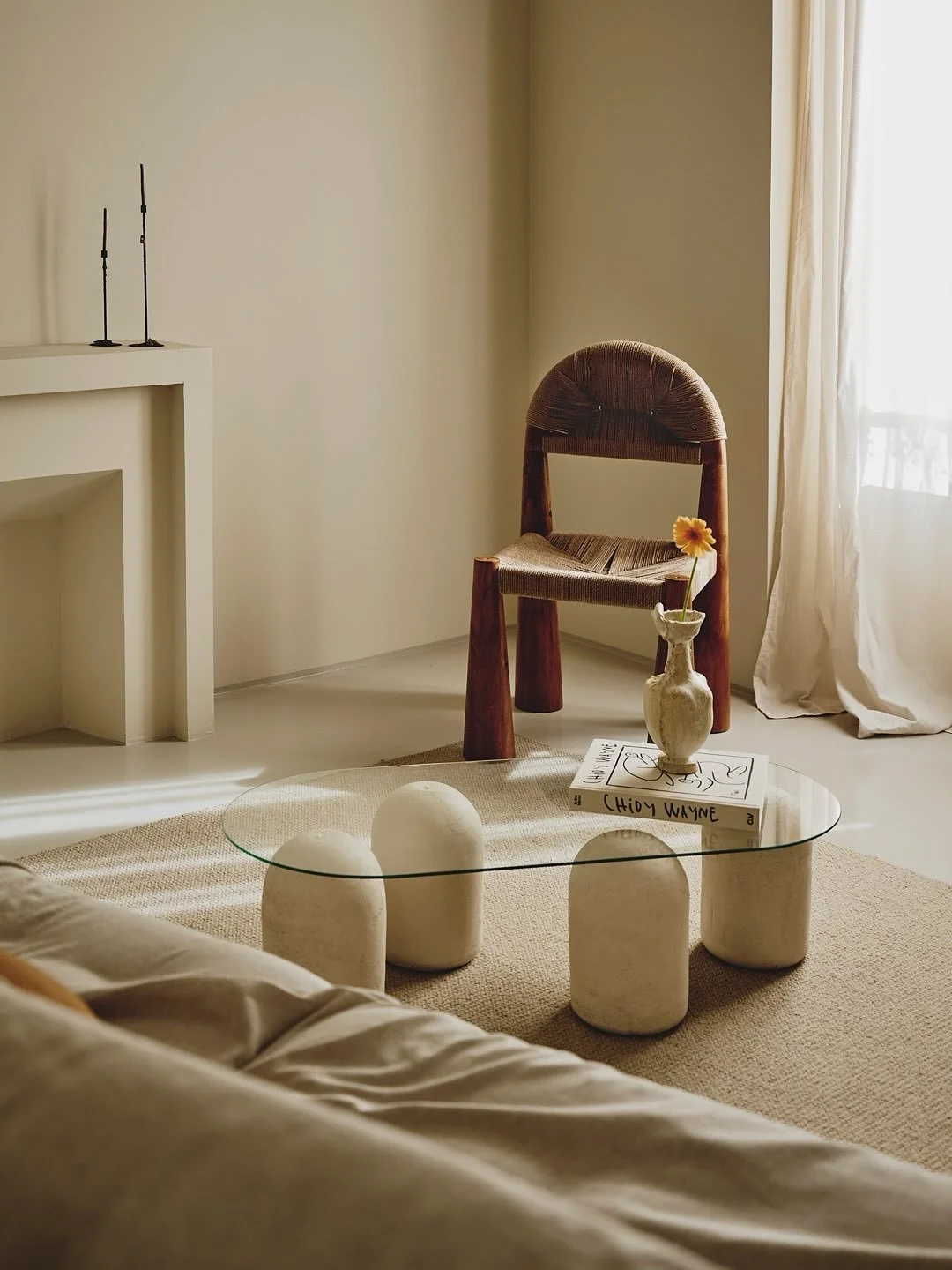 Los tejidos tienen el poder de cambiar un espacio.
Una alfombra discreta sobre un suelo de microcemento, unas cortinas ligeras que filtran la luz, texturas que invitan a descalzarse.

La calidez no siempre viene de los grandes gestos: a veces son los