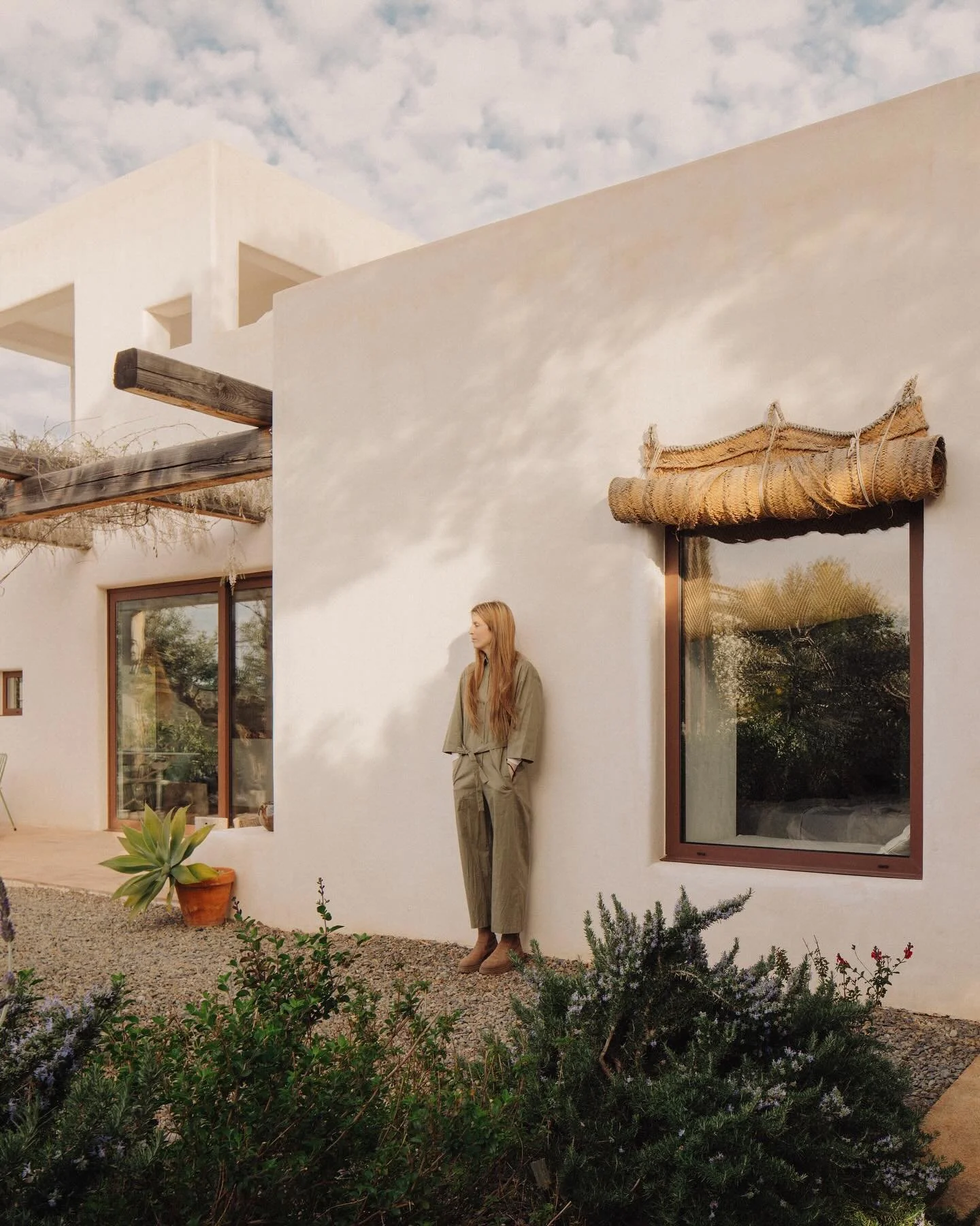 Elegir tu hogar no es elegir una casa. Es elegir el lugar donde vas a vivir todas tus versiones.

Un hogar para toda la vida es aquel que envejece contigo: que te abraza en la calma, se adapta a los cambios, crece con tu familia, y sigue sinti&eacute