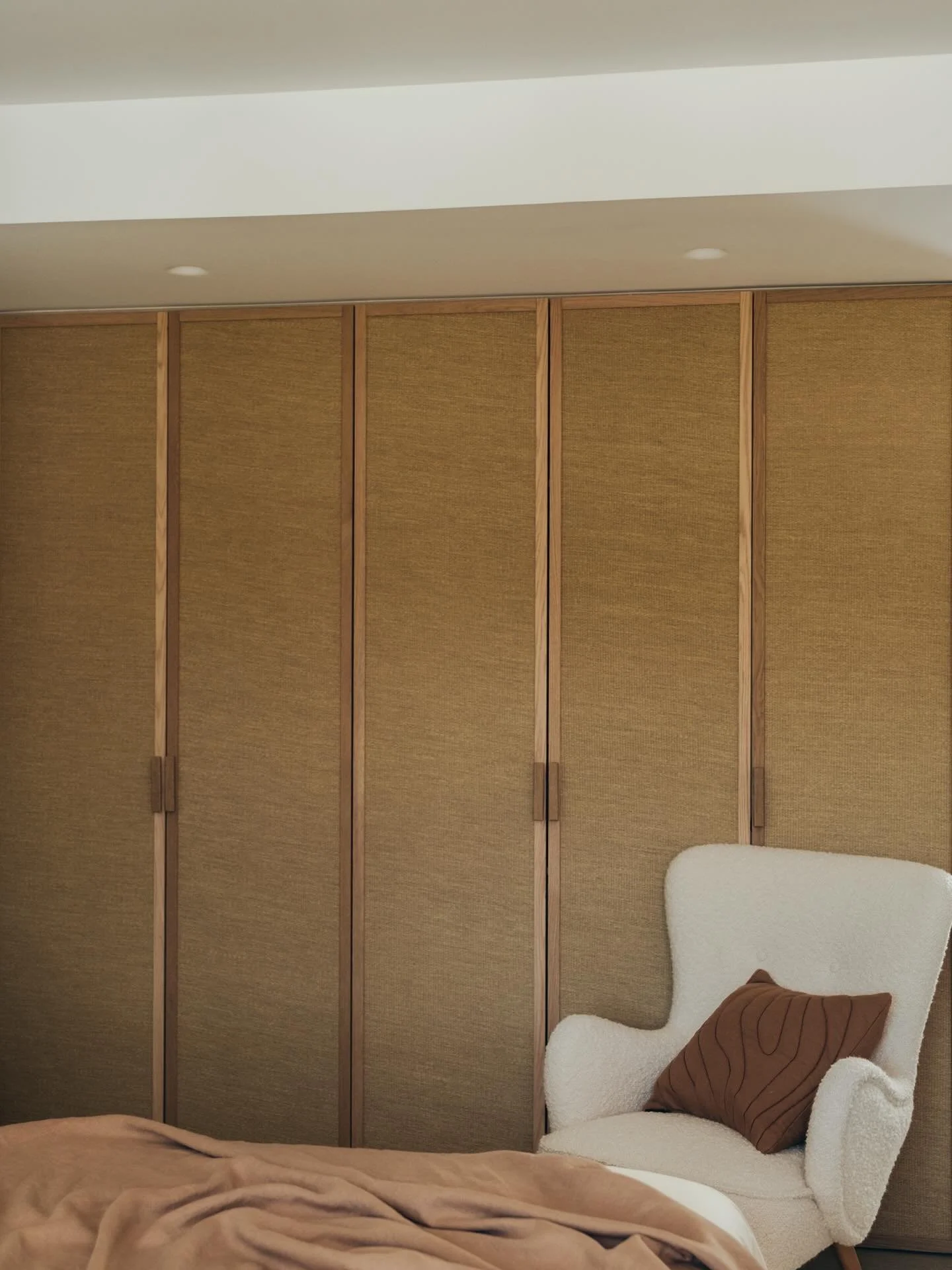 Un cabecero de rat&aacute;n, un armario con puertas de mimbre, un ventilador de madera.

Texturas que aportan calma, calidez y esa belleza imperfecta que nunca pasa de moda.

Apostamos por lo natural porque es lo m&aacute;s sincero:
respira, envejece