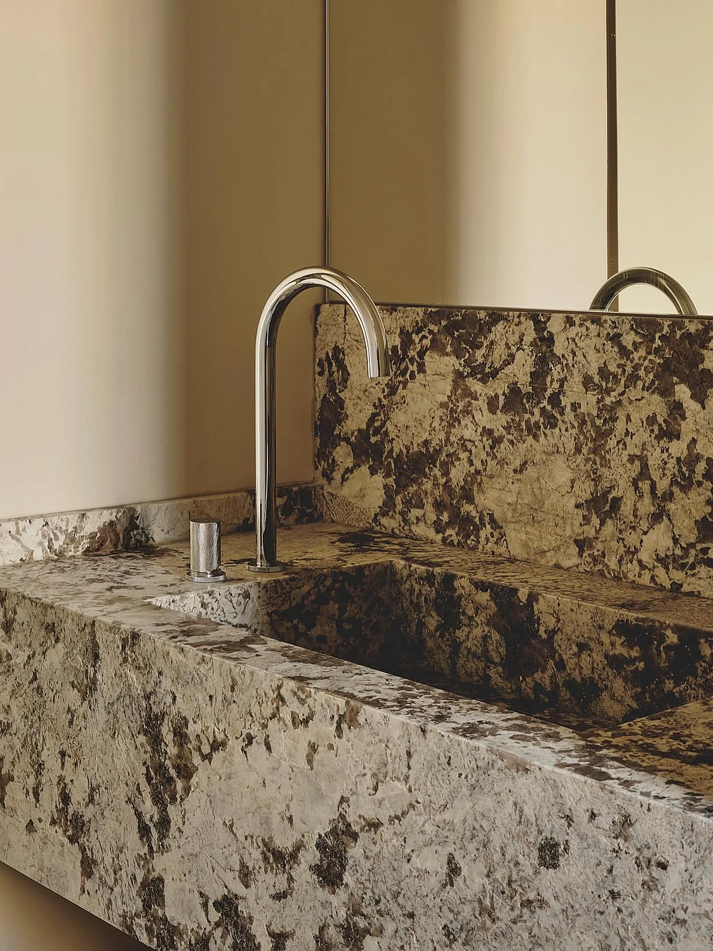 Cada pieza es irrepetible: las vetas, el color, el tacto&hellip;como una huella creada por la naturaleza.

Por eso, en Her buscamos que cada m&aacute;rmol sea &uacute;nico y diferente para cada cliente. Visitamos la cantera, observamos, tocamos, comp