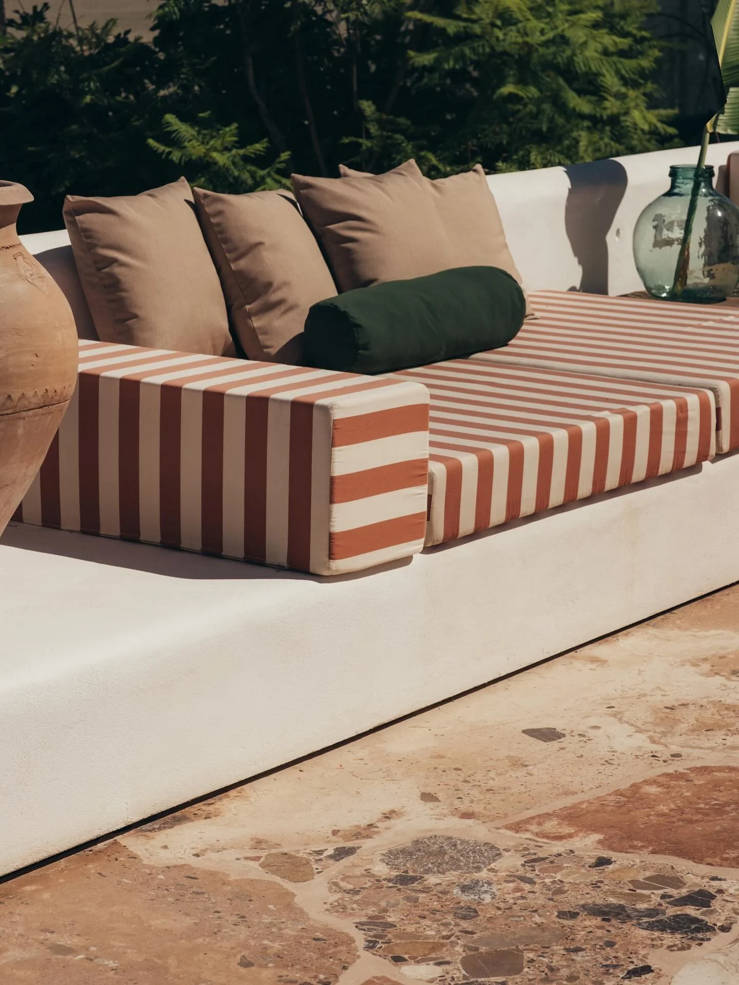 El exterior de una casa es otra forma de habitarla.

Una piscina especial, un jard&iacute;n con alma que cambia con las estaciones, y una iluminaci&oacute;n exterior con sello propio que, al caer la noche, lo transforma todo.

Foto @rubenbeeris 
Esti