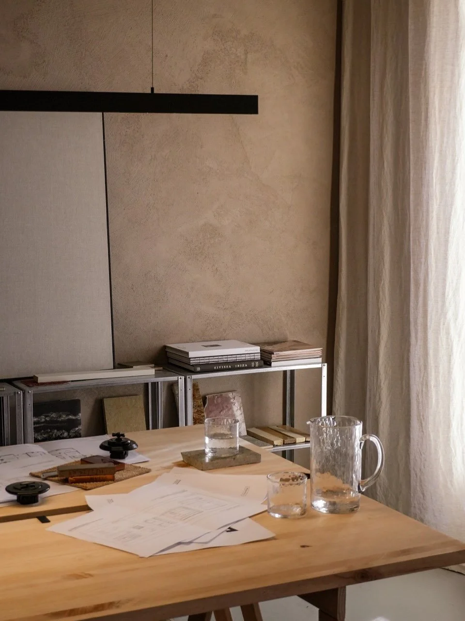 El antes de Her Studio era un espacio contenido. El despu&eacute;s, un espacio que respira, filtra la luz y expresa su identidad.

Redefinimos la entrada con una nueva puerta de hierro, marcando un umbral m&aacute;s honesto y preciso. Revestimos las 