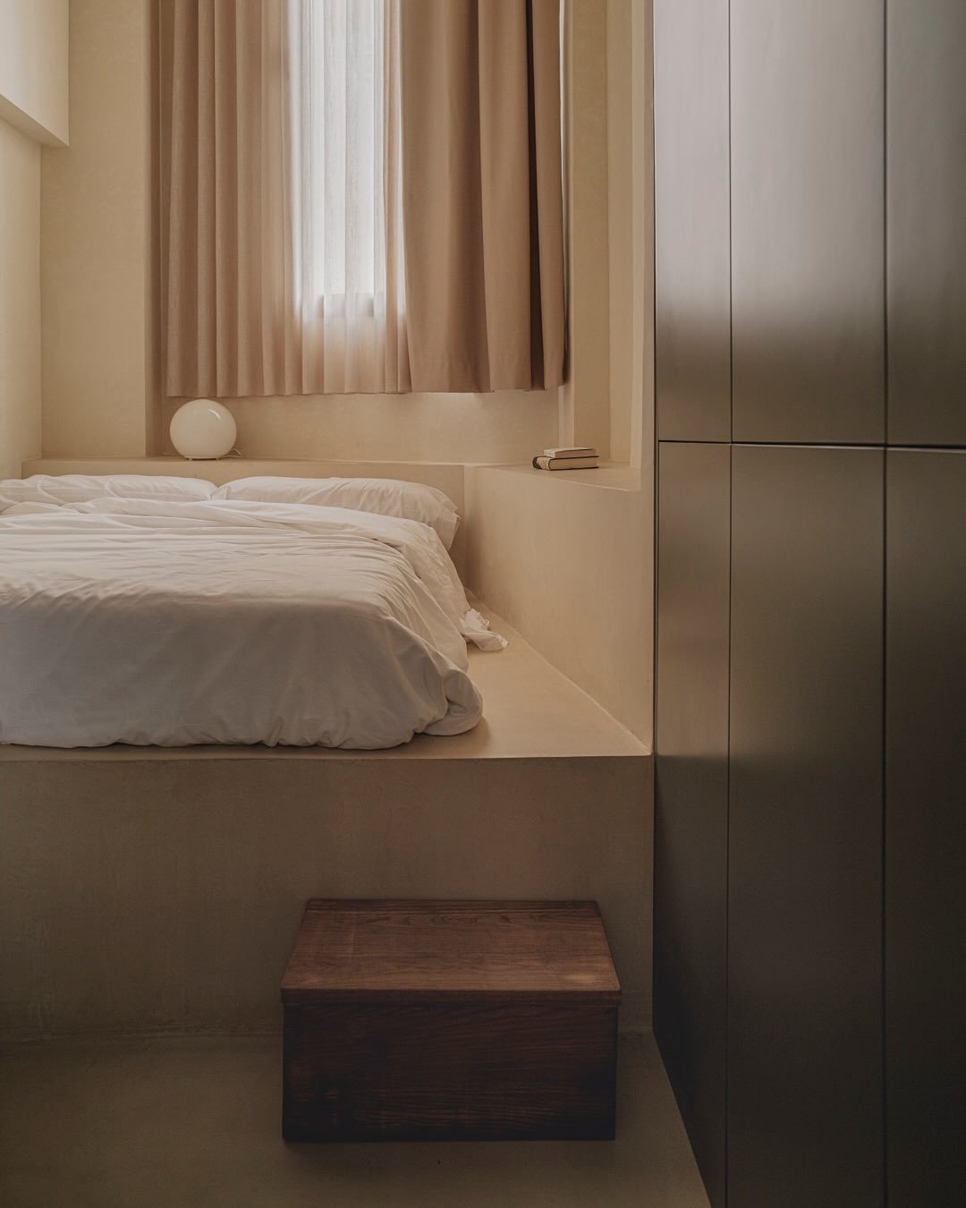 Cuando el espacio crece en vertical, todo cambia. Una plataforma para la cama, un estante que se convierte en mesita de noche y una forma distinta de habitar la estancia.

#herarquitectura #interiordesign #architecture