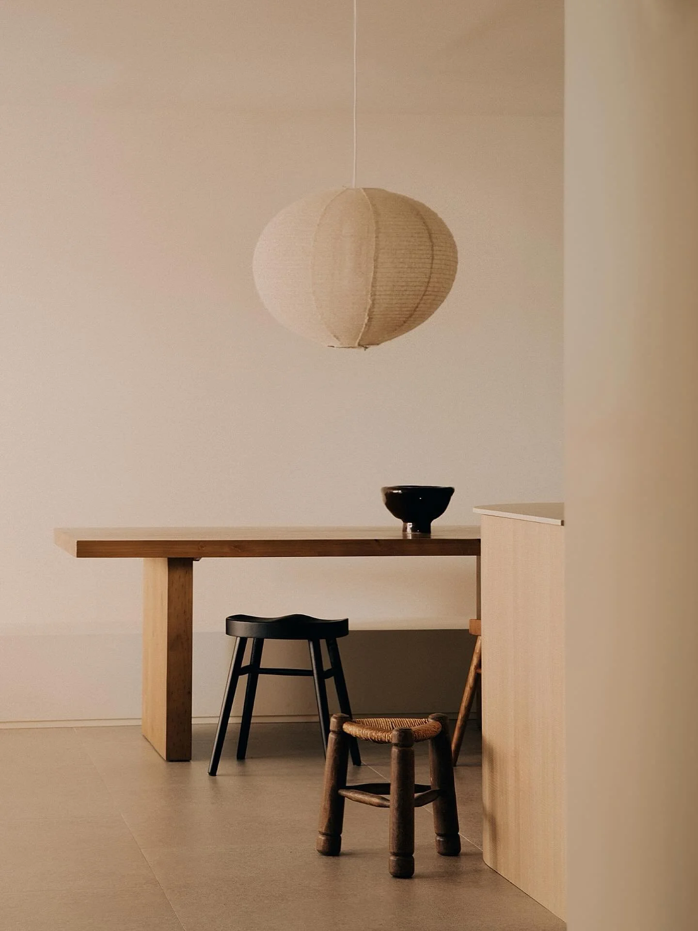 Hay elementos que nacen con una funci&oacute;n, pero est&aacute;n pensados para muchas m&aacute;s.

Un banco de obra en el sal&oacute;n puede ser hoy el asiento de la mesa de comedor. Un lugar donde compartir largas sobremesas.Pero ma&ntilde;ana pued