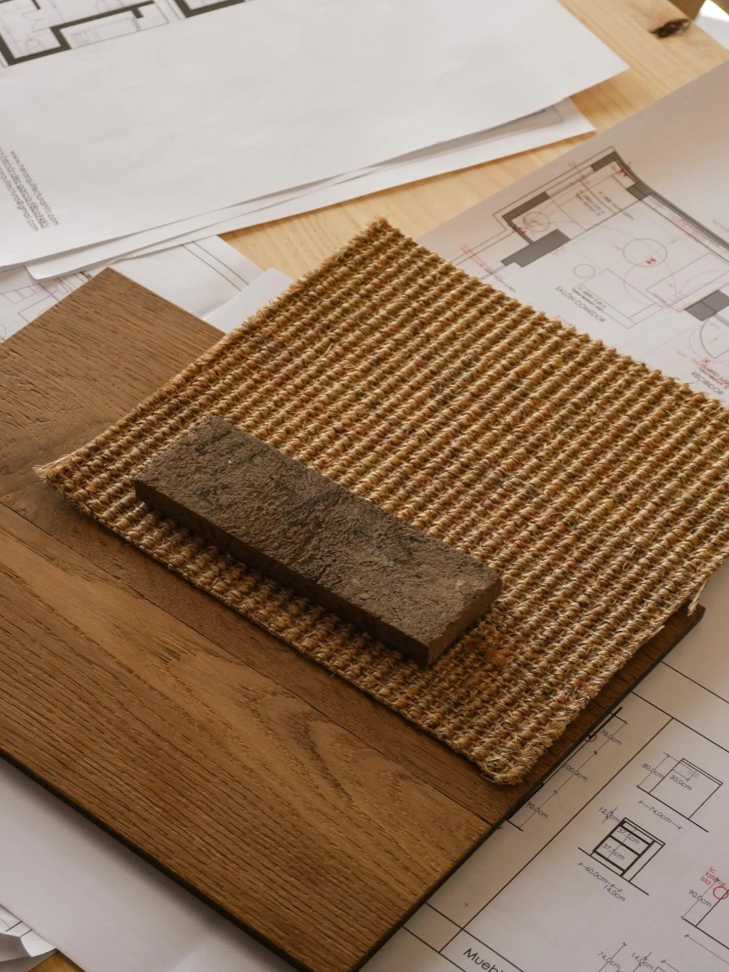 Elegir los materiales y los tonos adecuados es clave para dar vida a cada espacio: la calidez de una madera, la sobriedad de la piedra, la luz que refleja un color bien pensado. Todo suma, todo comunica.

No solo proyectamos arquitectura, acompa&ntil