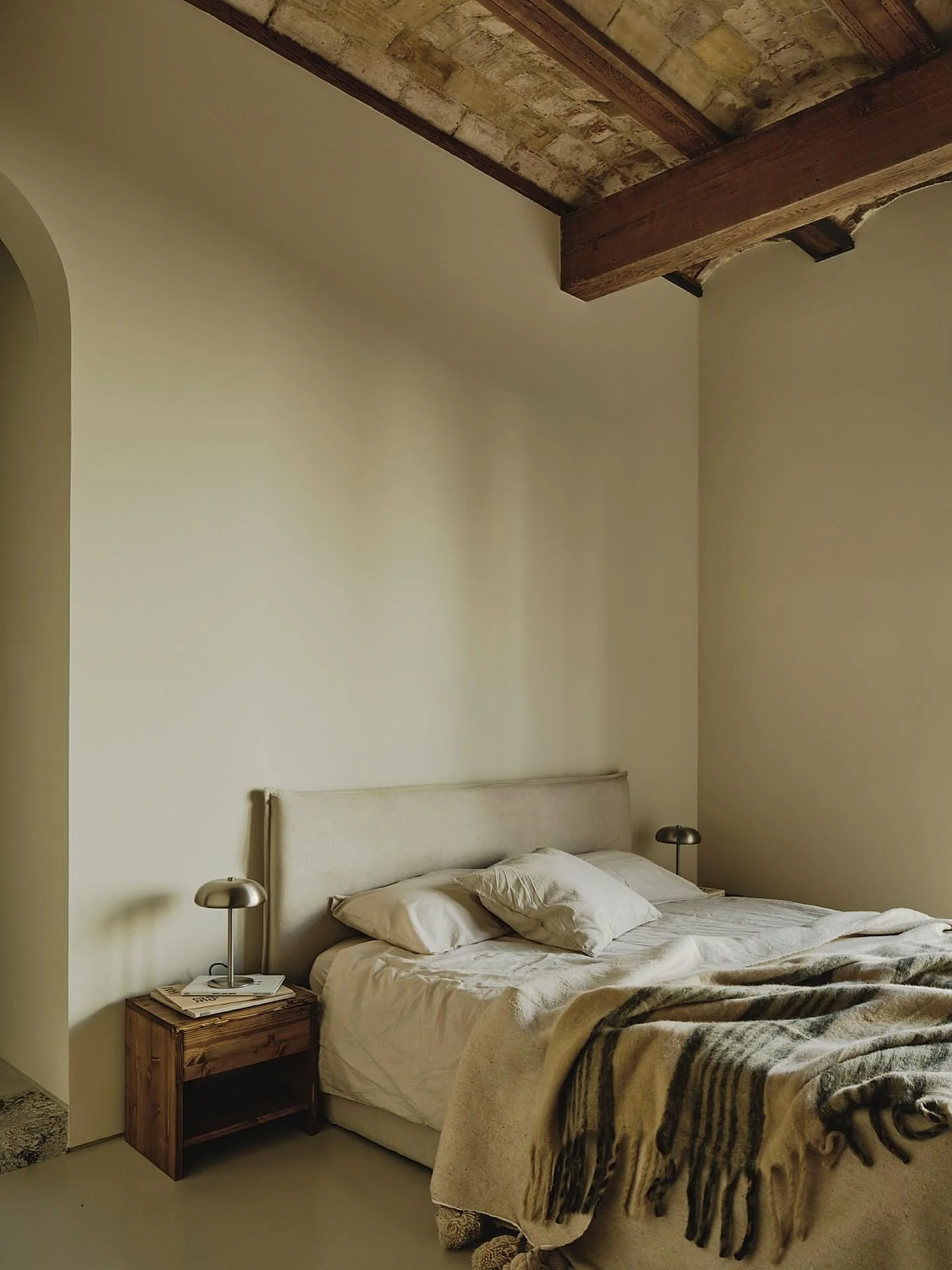 Respetar los elementos existentes no es una limitaci&oacute;n, es una oportunidad para conservar la esencia y potenciar la identidad de cada proyecto. 

En la habitaci&oacute;n de Casa Alegr&iacute;a, las vigas al aire y el techo abovedado desnudo no