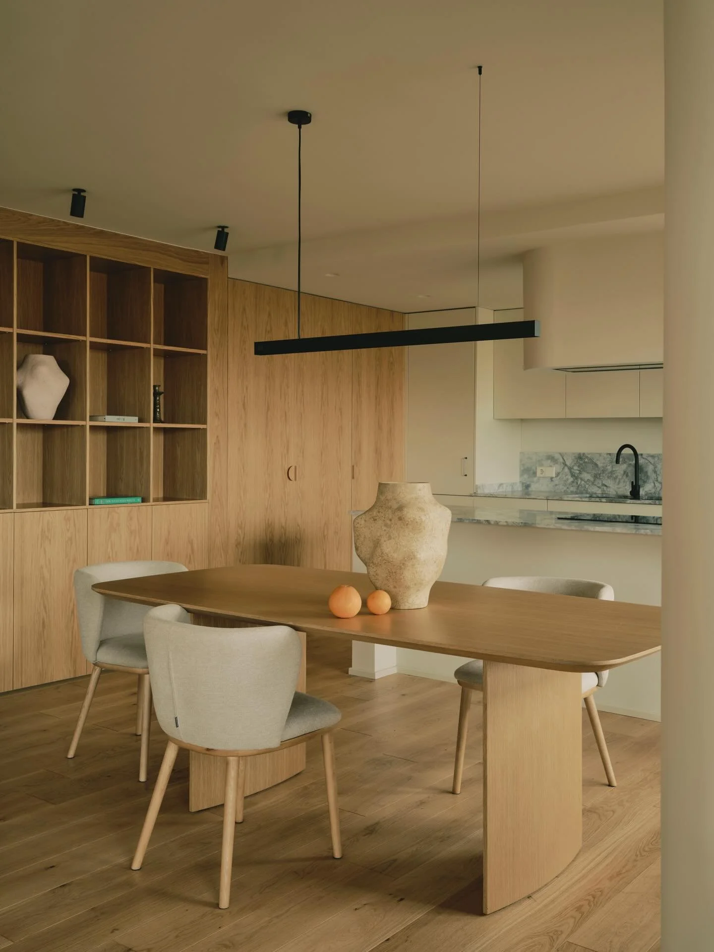 En Gand&iacute;a, este &aacute;tico se transforma para dar respuesta a una nueva etapa vital.

La reforma redefine la vivienda como un espacio abierto, fluido y conectado, donde cocina, comedor y sal&oacute;n se integran en un &uacute;nico lugar de e