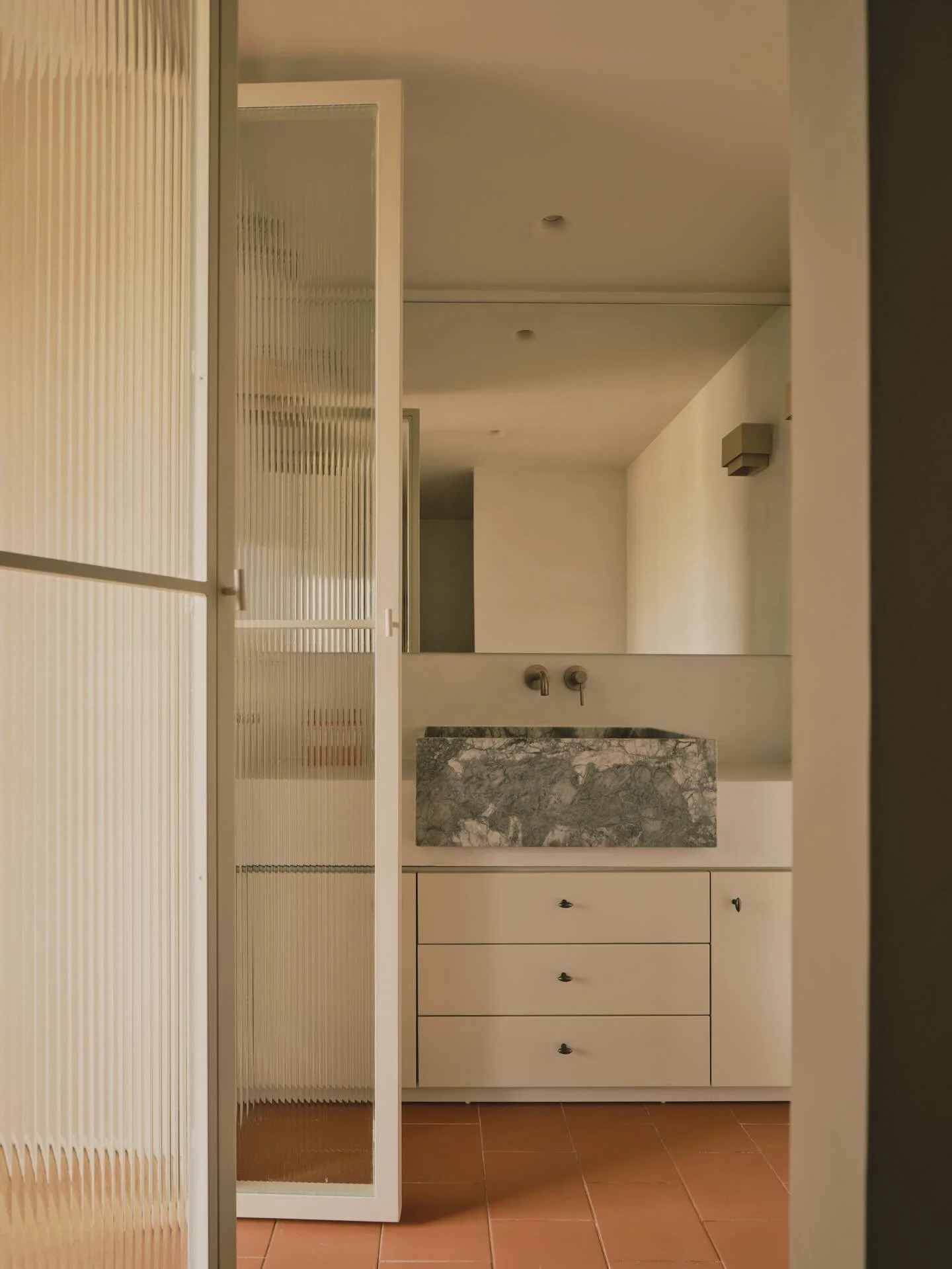 Cada persona vive sus rutinas a su manera y cada ba&ntilde;o es un mundo &iquest;has pensado c&oacute;mo vives el tuyo?

En este ba&ntilde;o la combinaci&oacute;n de materiales tradicionales y detalles contempor&aacute;neos da lugar a un espacio sere