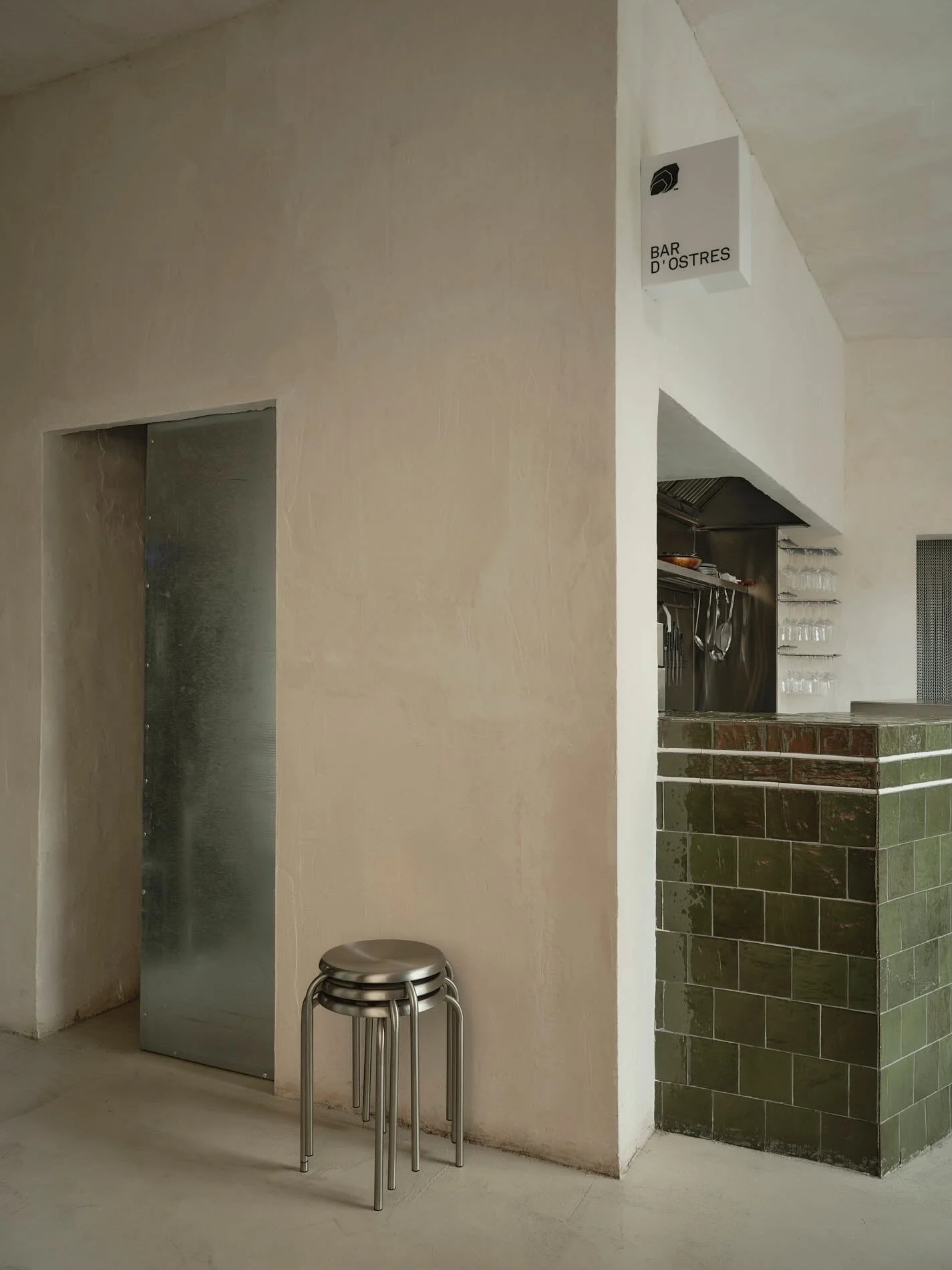 Respetamos la est&eacute;tica del bar tradicional para construir un espacio cercano, reconocible y contempor&aacute;neo.

El verde define la identidad del local, pero tambi&eacute;n act&uacute;a como una prolongaci&oacute;n natural del propio mercado