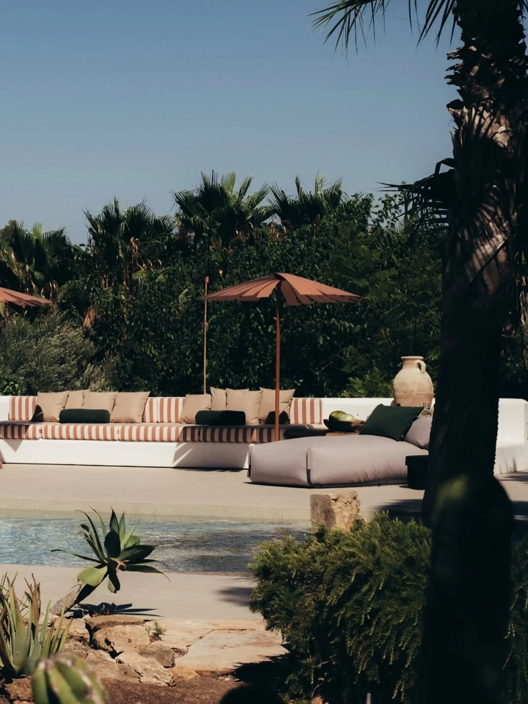 Las mejores piscinas no son las que m&aacute;s destacan, sino las que parecen haber estado siempre all&iacute;.

Integradas en el paisaje, rodeadas de materiales naturales y concebidas como una extensi&oacute;n de la arquitectura, crean espacios dond