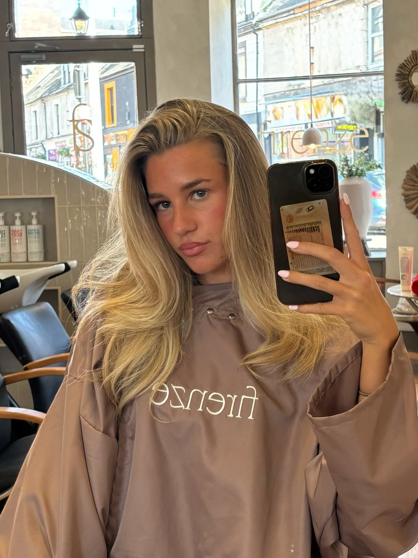 we love seeing your selfies and salon aesthetic pics!! 📸

tag us in your recent pics you have taken in our studio or your new hair selfie so we can re post you 🫶🏻✨
