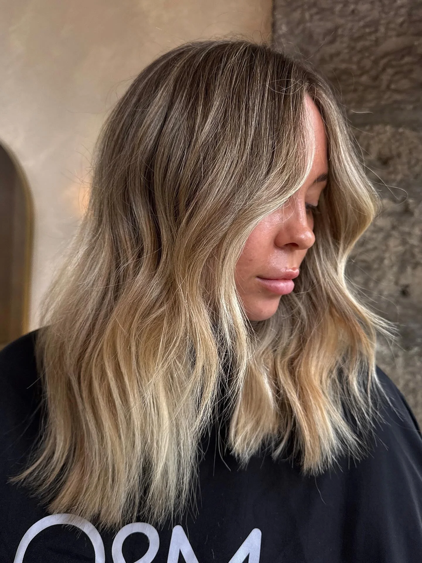 Soft roots. &amp; sun-kissed ends = the effortless lived-in blonde. 🌞&hearts;️✨

@originalmineral_uk