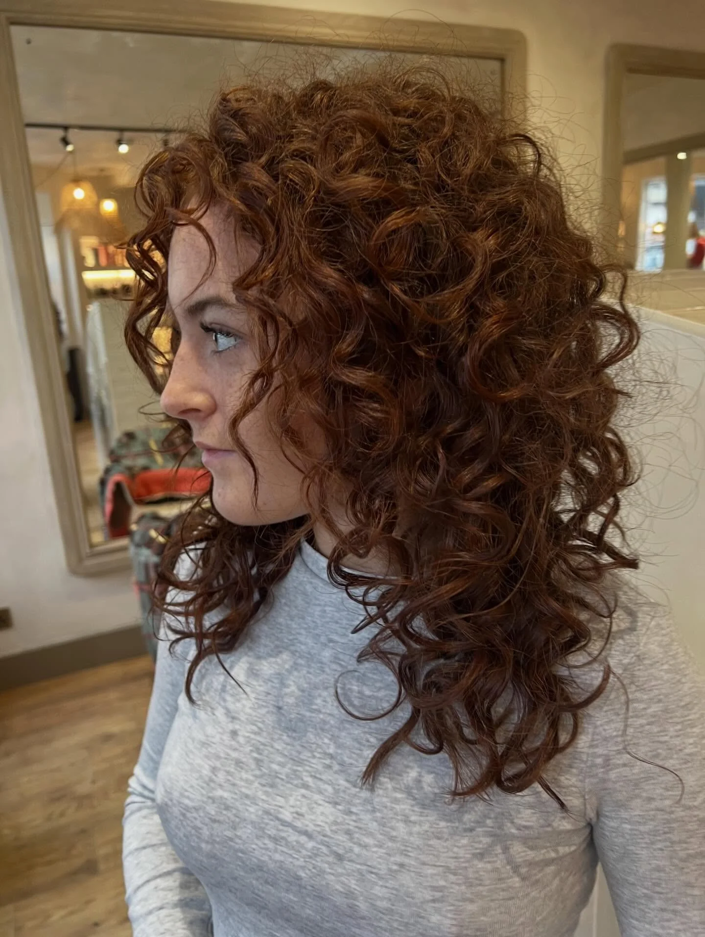 If you have curly hair, don&rsquo;t settle for a regular haircut, curls need their own kind of care ✂️✨

A proper curly cut is designed to work with your natural texture, not against it. Cutting curls the curly method, shaping them curl-by-curl, and 