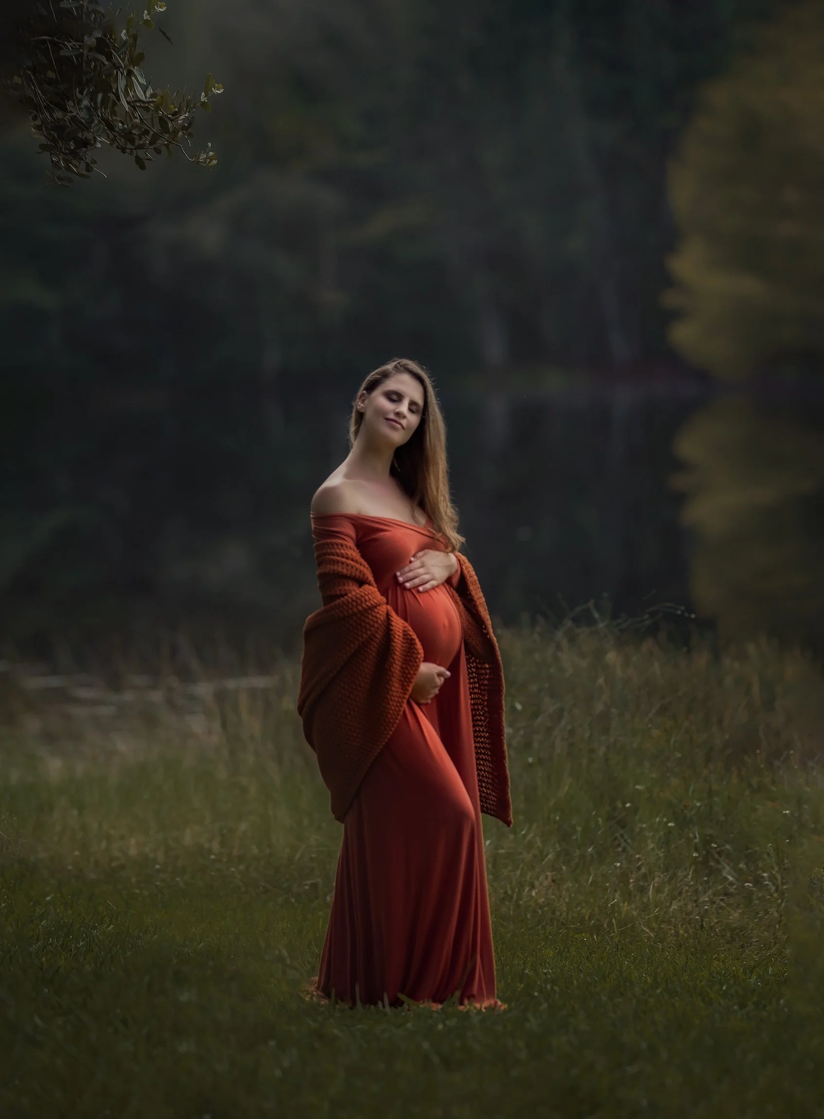 Pregnant woman an outdoor session 