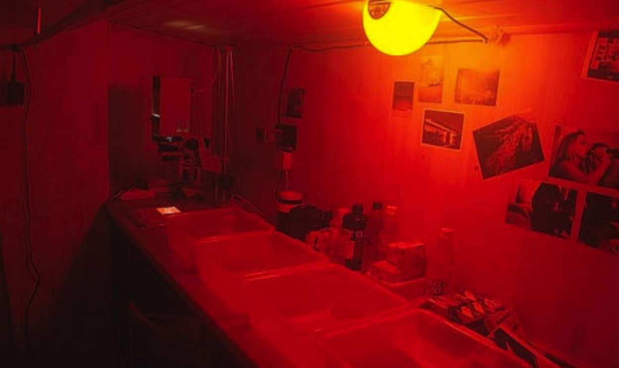 laboratoire photo lumière inactinique développement photo pellicule photo argentique 35mm bac et chimie