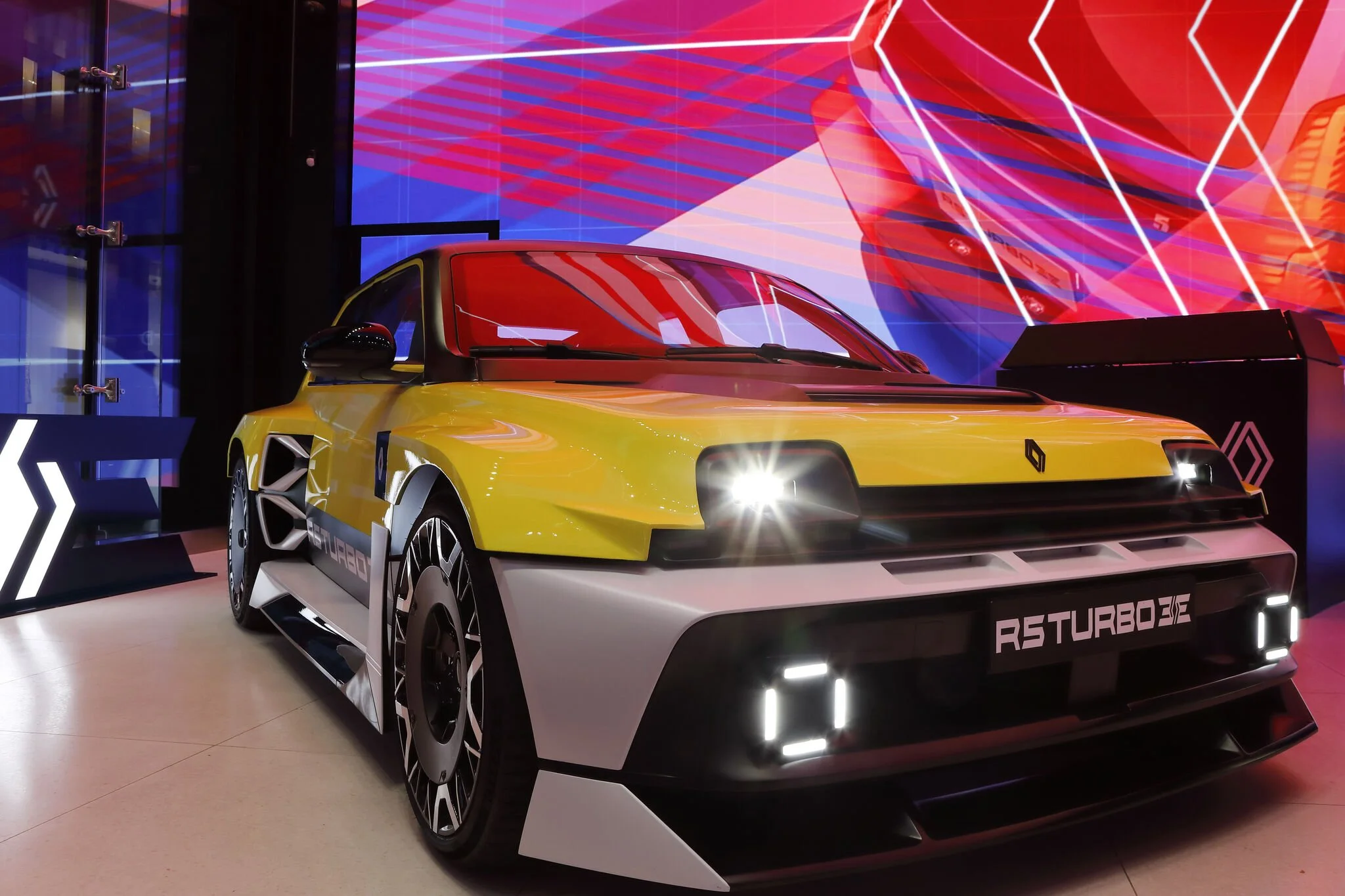 Maison_Renault_store_activation_Avantgarde_2.jpeg