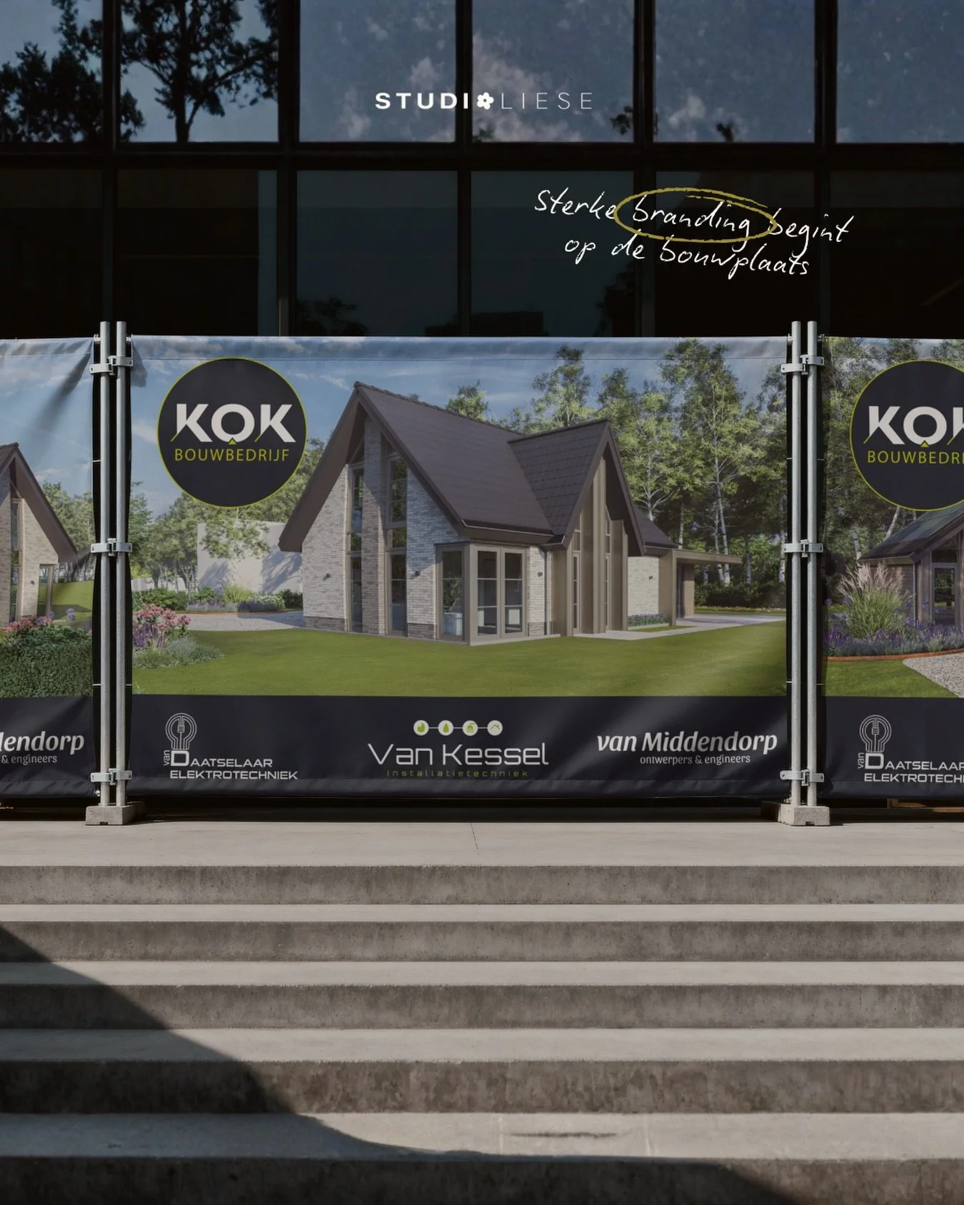 Want dit is vaak het eerste wat voorbijgangers, buren en potenti&euml;le klanten van je bedrijf zien. En die eerste indruk telt. 👀

Wil je dat jouw merk of bedrijf ook offline net zo sterk en herkenbaar overkomt als online? Dan denk ik graag met je 