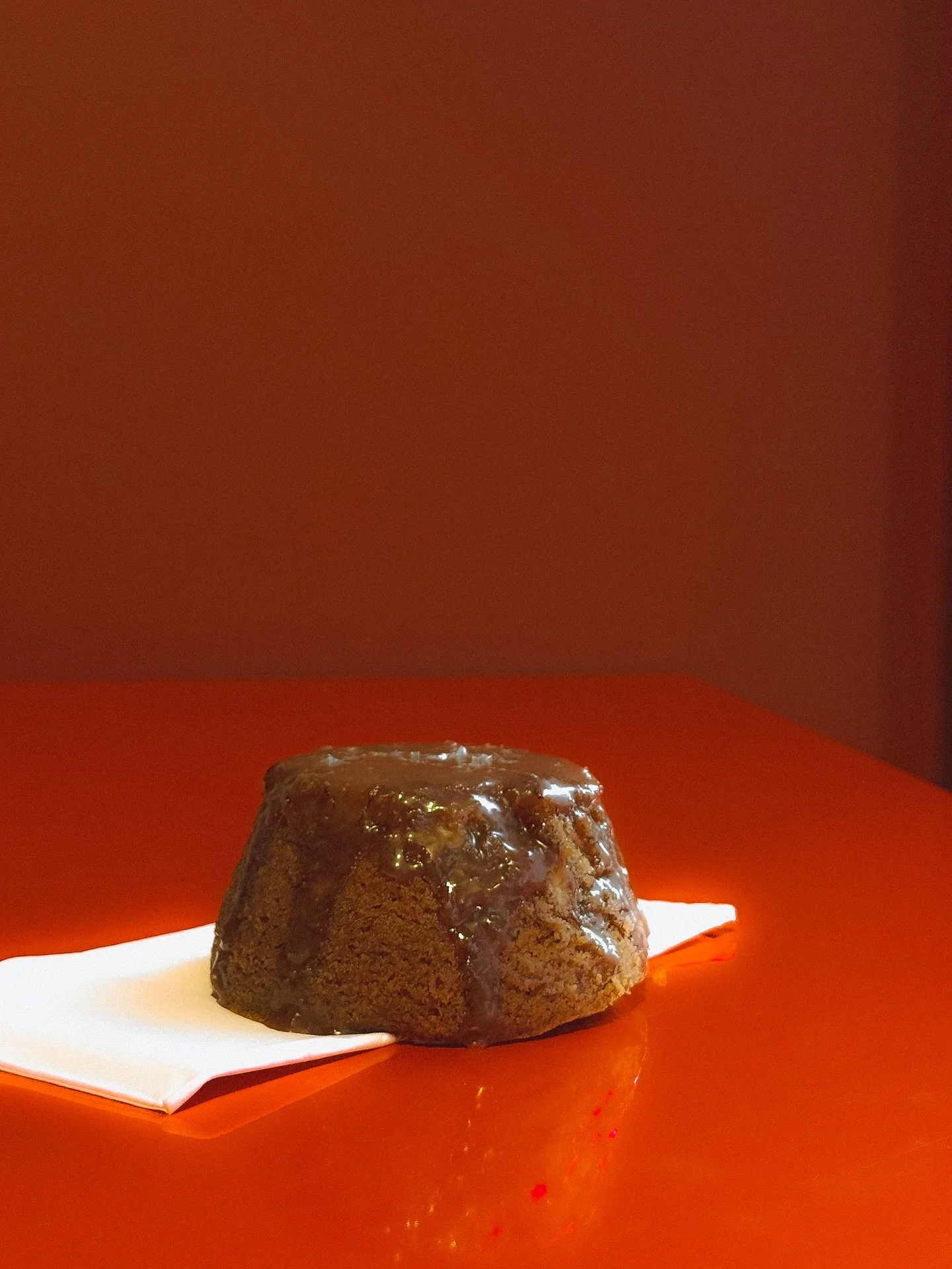 Our cake of the month is a truly (ful)filling treat of banana cake softness and a sparkling caramel seasalt combo on top! 

We went to the kitchen at cosmic canteen for you to peek a little in the production process for you! 

#cosmicenergy #coffeeda