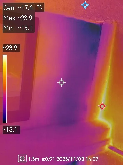 Thermal image of a room corner showing the temperature of the wall and nearby objects. The wall has a temperature of approximately 17.4°C, with a maximum of 23.9°C and a minimum of 13.1°C. The colors indicate cooler and warmer areas, with the warmer 