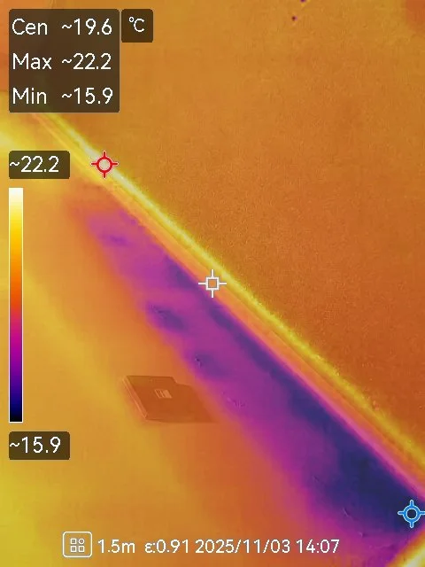 Thermal image of a floor with a laptop and a wall, showing temperature variations from 15.9°C to 22.2°C.