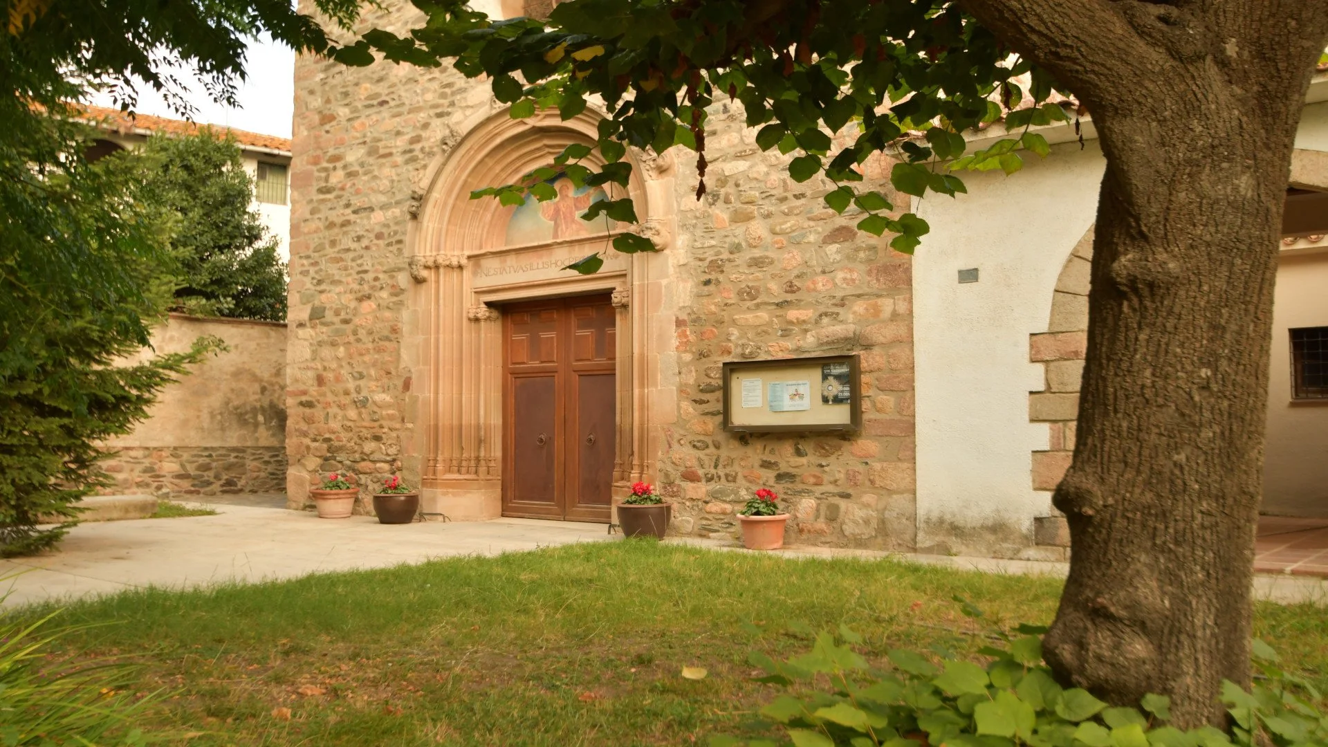 Iglesia de Sant Esteve de Palautordera vista desde la plaza arbolada