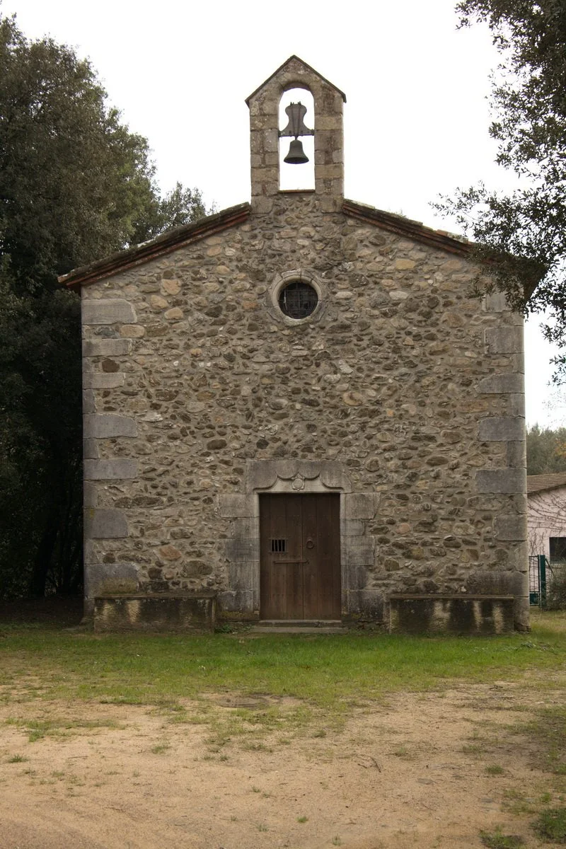 Fachada de piedra y campanario de espadaña de la ermita de Sant Cristòfol de Gualba